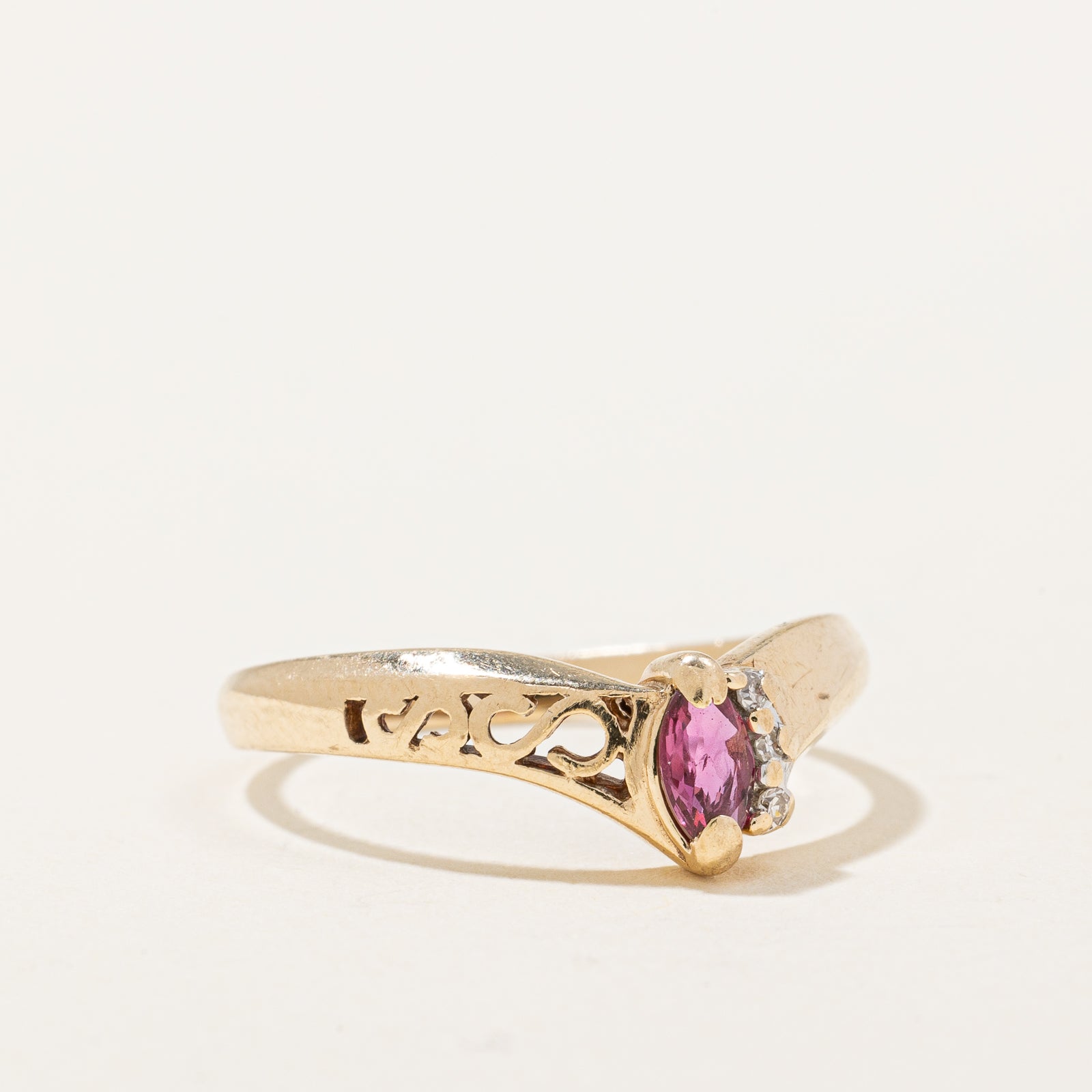 Bague Chevron Rubis et Diamants | 0,15 ct, 0,02 ct au total | Taille 6,5 |