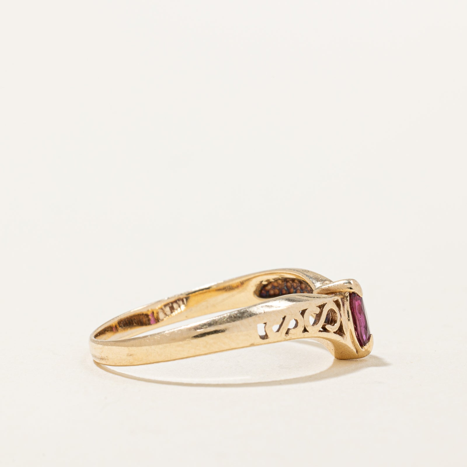 Bague Chevron Rubis et Diamants | 0,15 ct, 0,02 ct au total | Taille 6,5 |