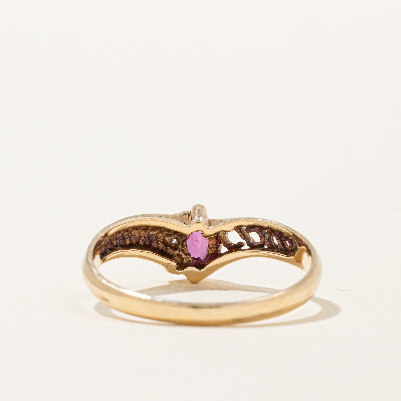 Bague Chevron Rubis et Diamants | 0,15 ct, 0,02 ct au total | Taille 6,5 |