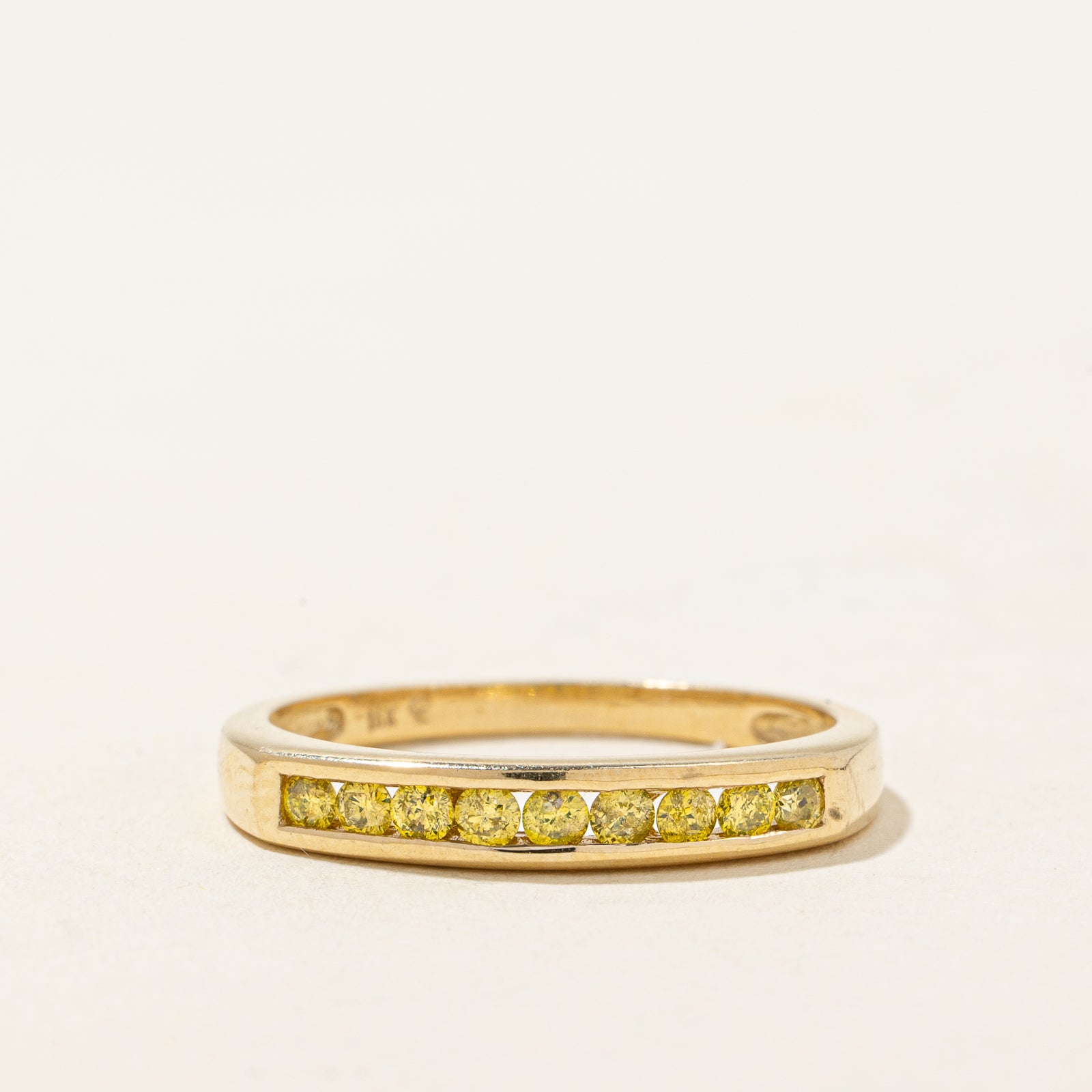 Bague sertie de diamants jaunes en canal | 0,22 ct | Taille 6 |