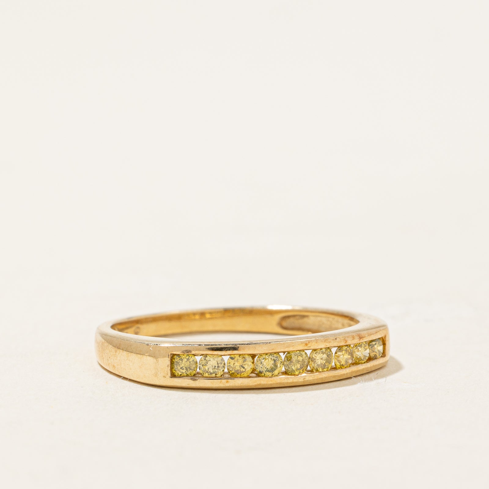 Bague sertie de diamants jaunes en canal | 0,22 ct | Taille 6 |