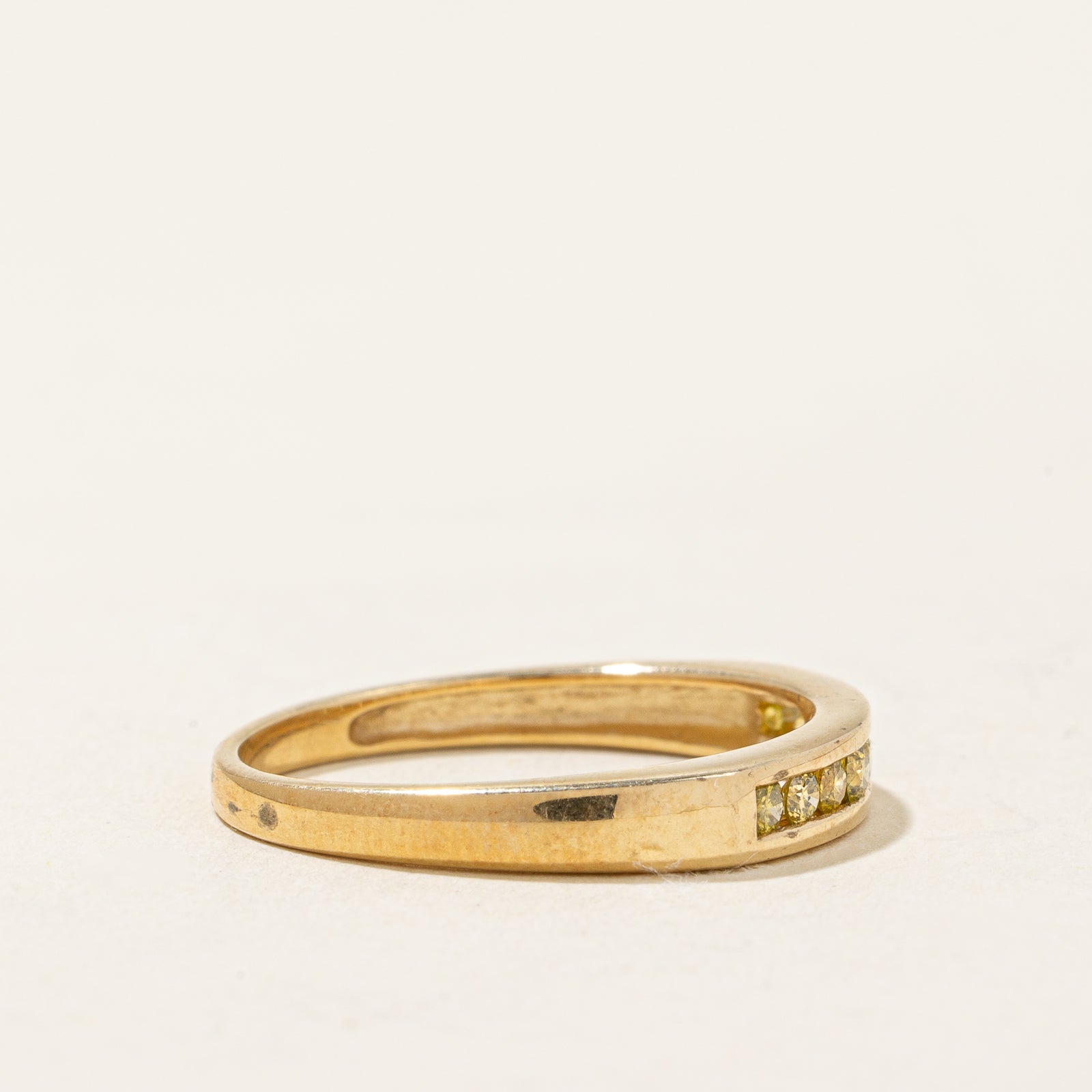 Bague sertie de diamants jaunes en canal | 0,22 ct | Taille 6 |