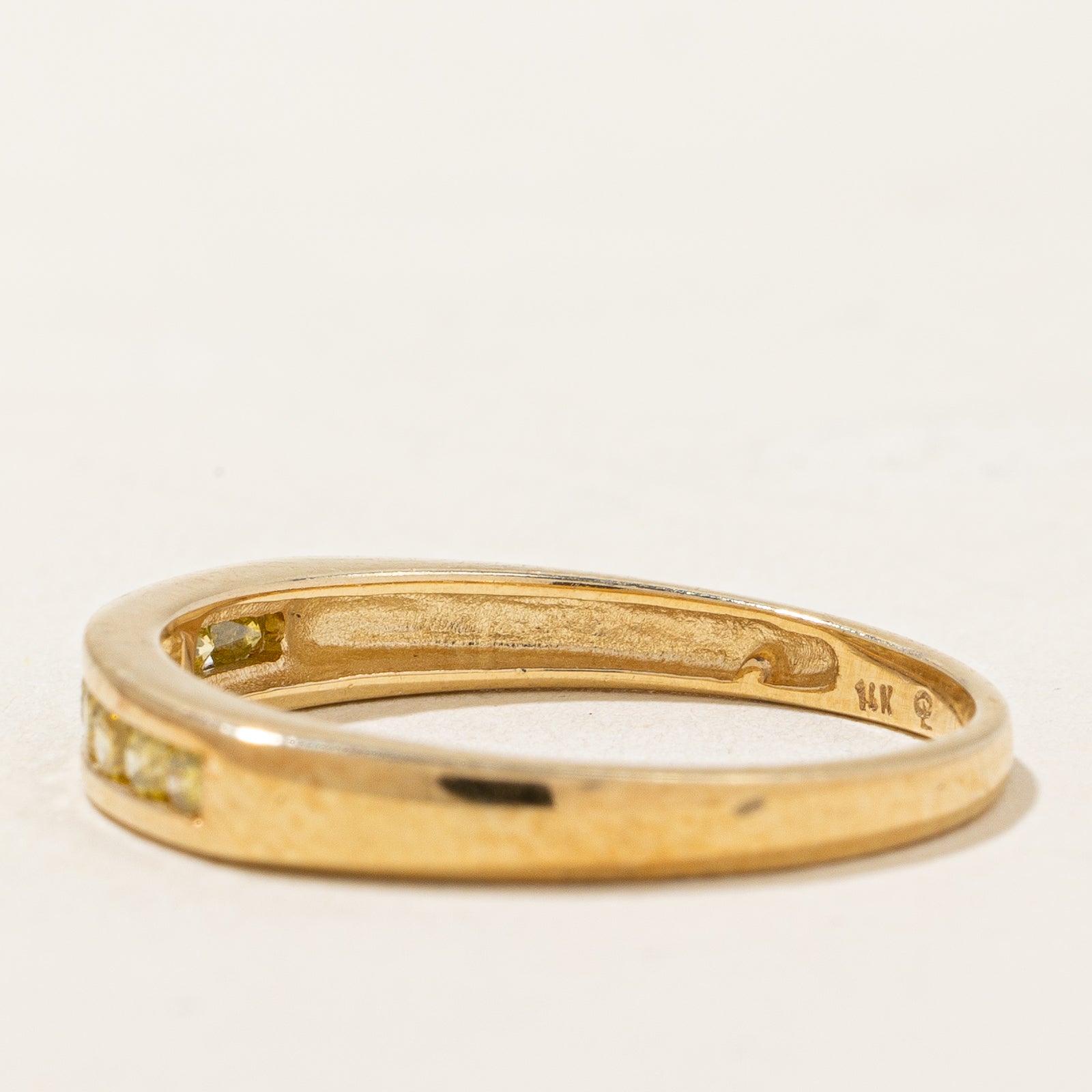 Bague sertie de diamants jaunes en canal | 0,22 ct | Taille 6 |