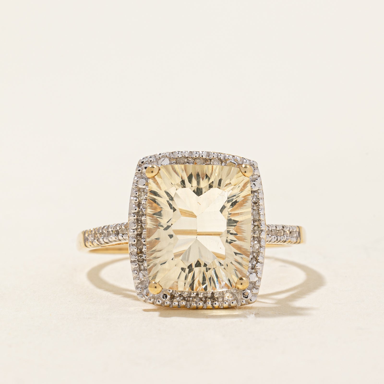 Bague cocktail en feldspath jaune et diamants | 4,50 ct, 0,09 ct au total | Taille 8,75 |
