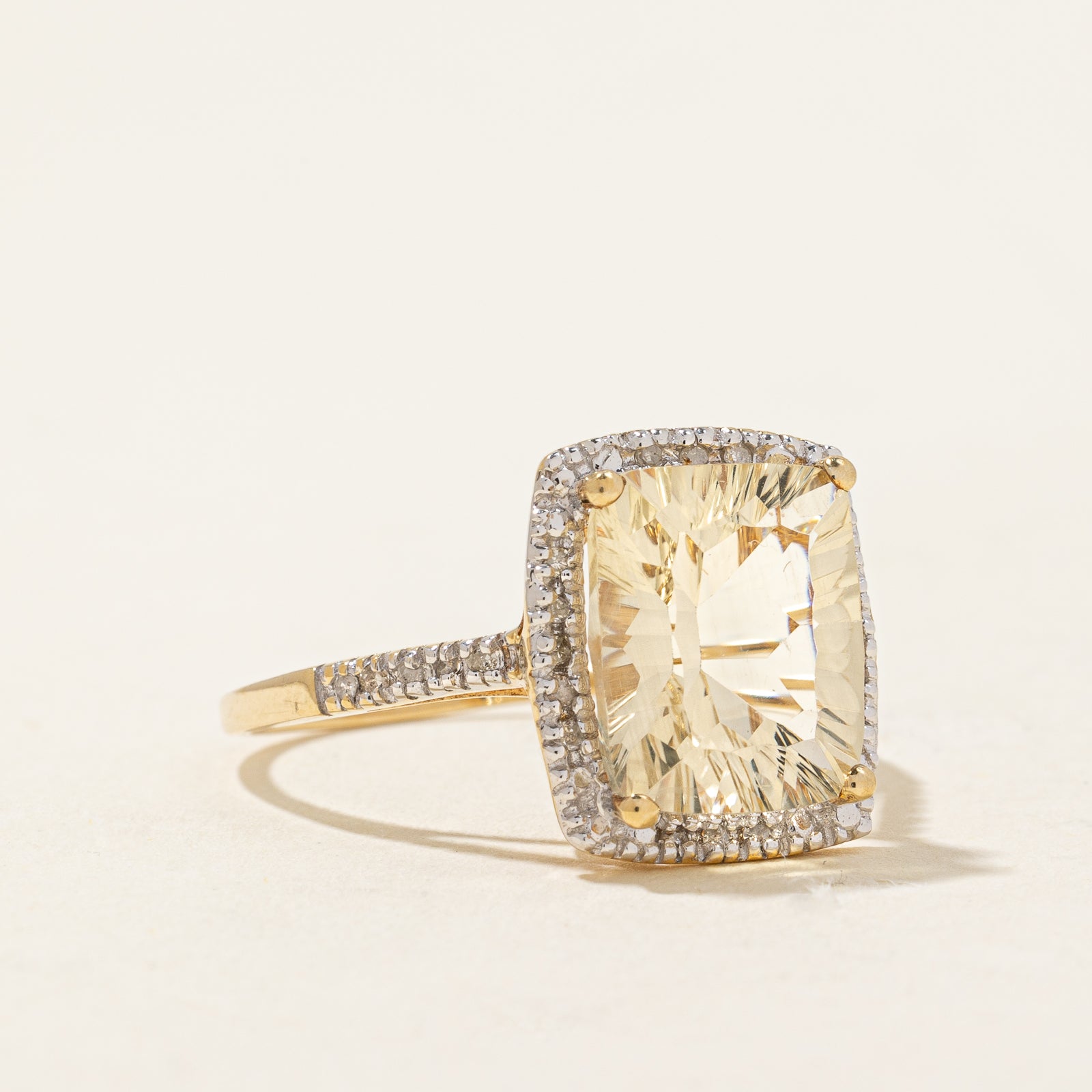 Bague cocktail en feldspath jaune et diamants | 4,50 ct, 0,09 ct au total | Taille 8,75 |