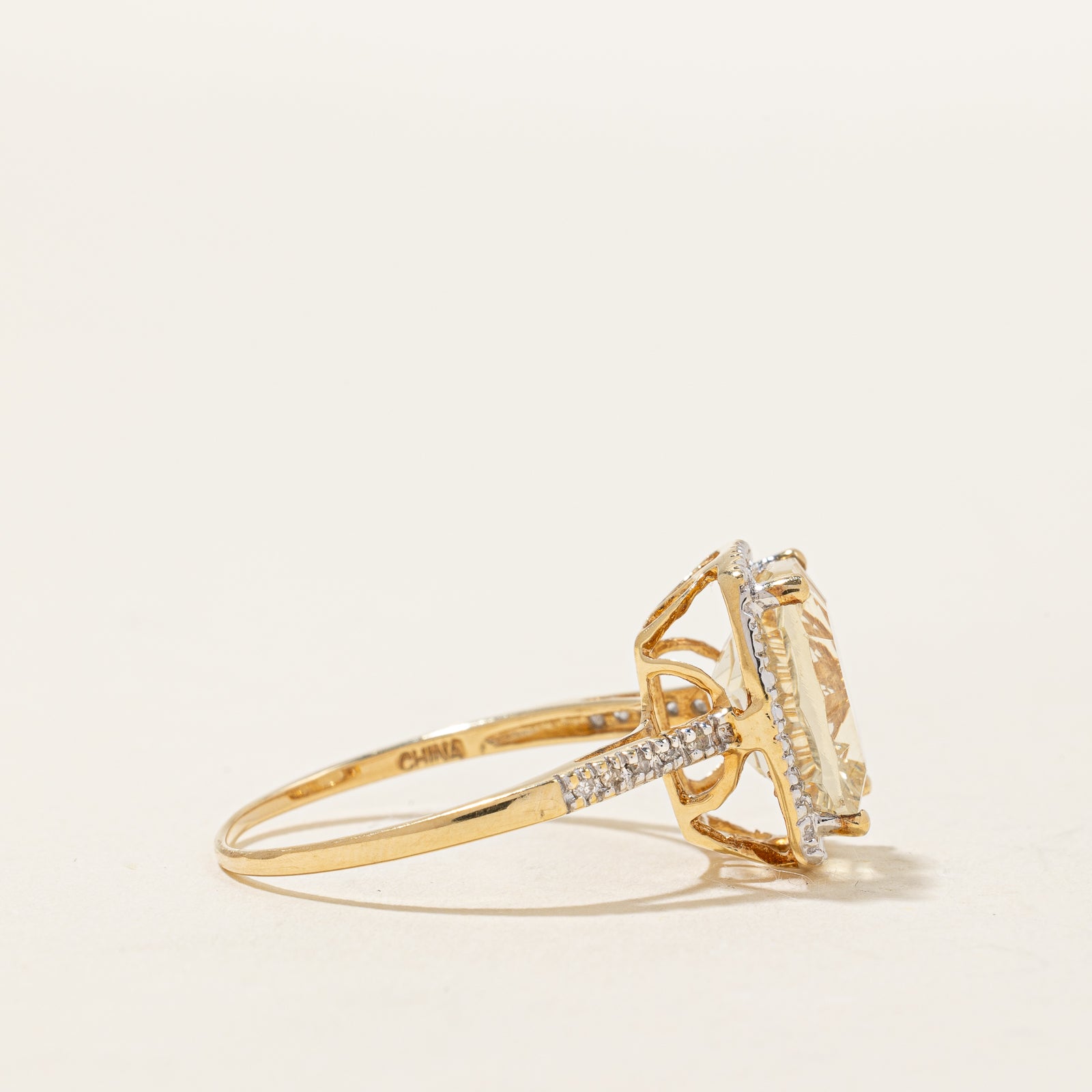 Bague cocktail en feldspath jaune et diamants | 4,50 ct, 0,09 ct au total | Taille 8,75 |