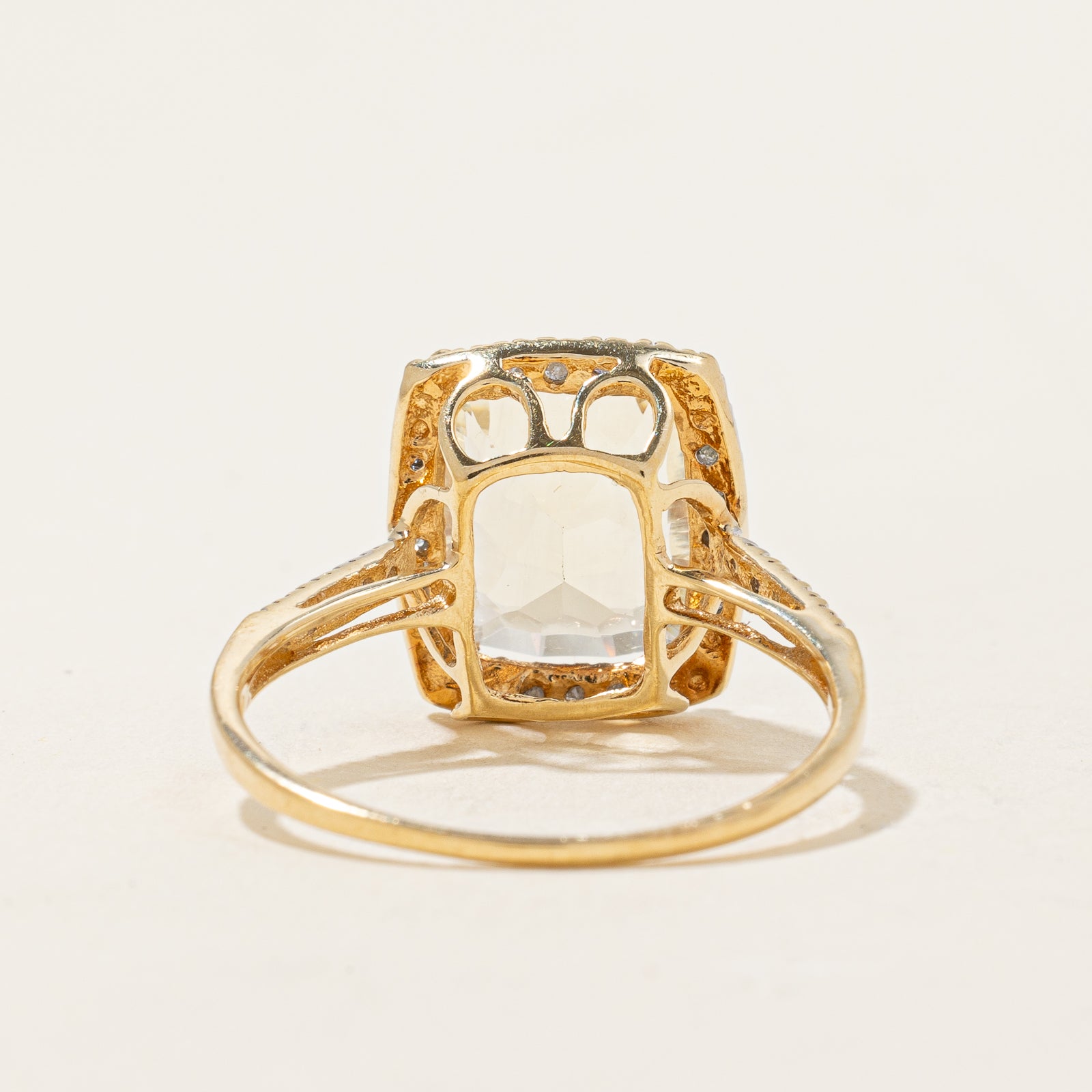 Bague cocktail en feldspath jaune et diamants | 4,50 ct, 0,09 ct au total | Taille 8,75 |