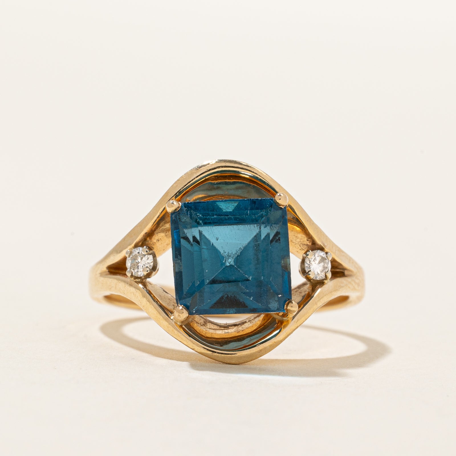 Bague cocktail en topaze bleue de Londres et diamants | 4,00 ct, 0,06 ct au total | Taille 8 |