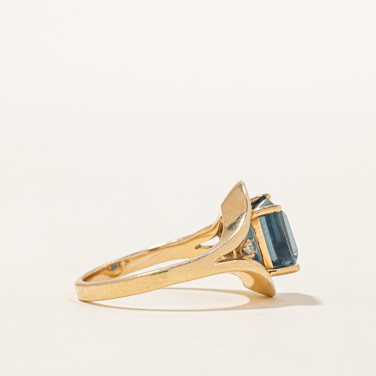 Bague cocktail en topaze bleue de Londres et diamants | 4,00 ct, 0,06 ct au total | Taille 8 |