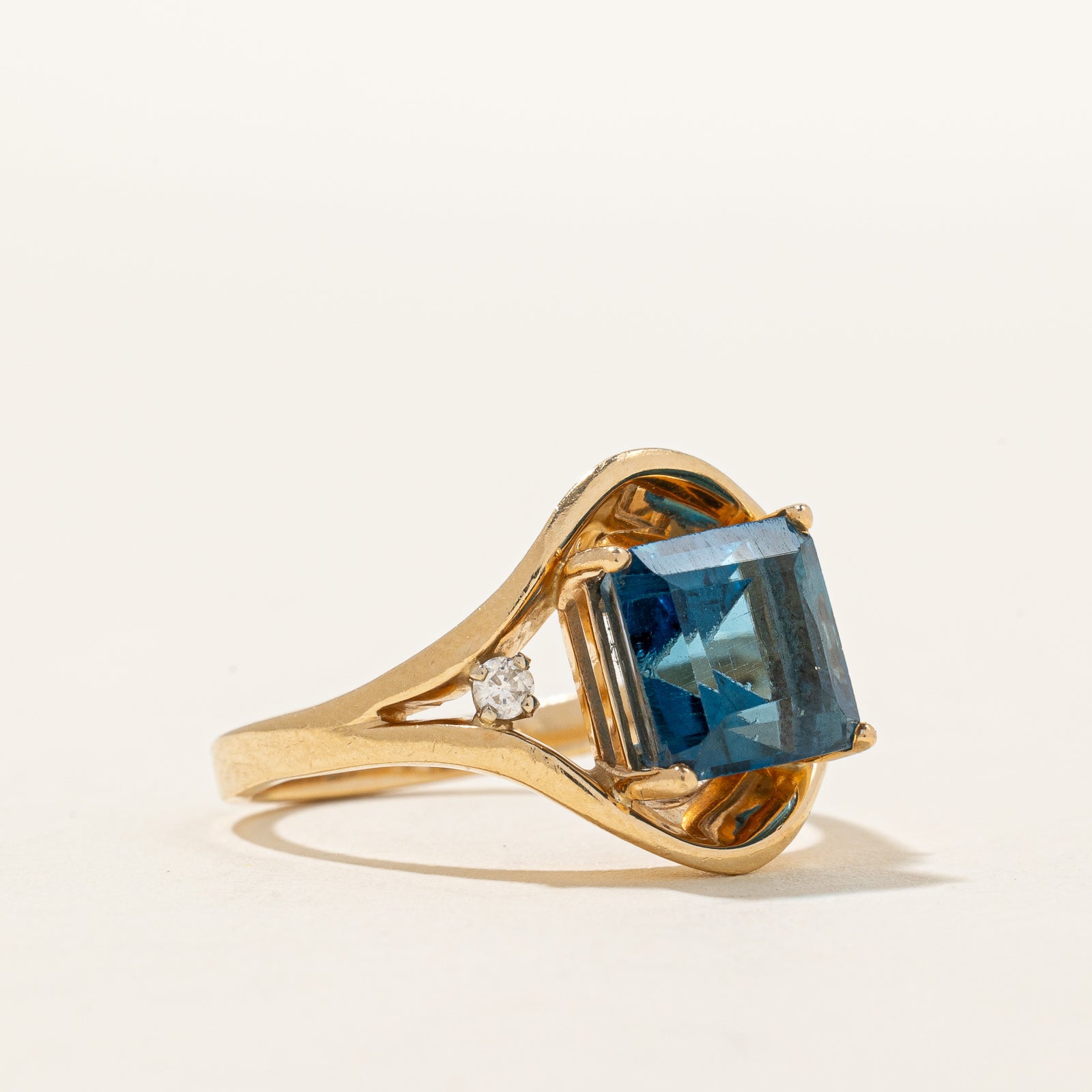 Bague cocktail en topaze bleue de Londres et diamants | 4,00 ct, 0,06 ct au total | Taille 8 |