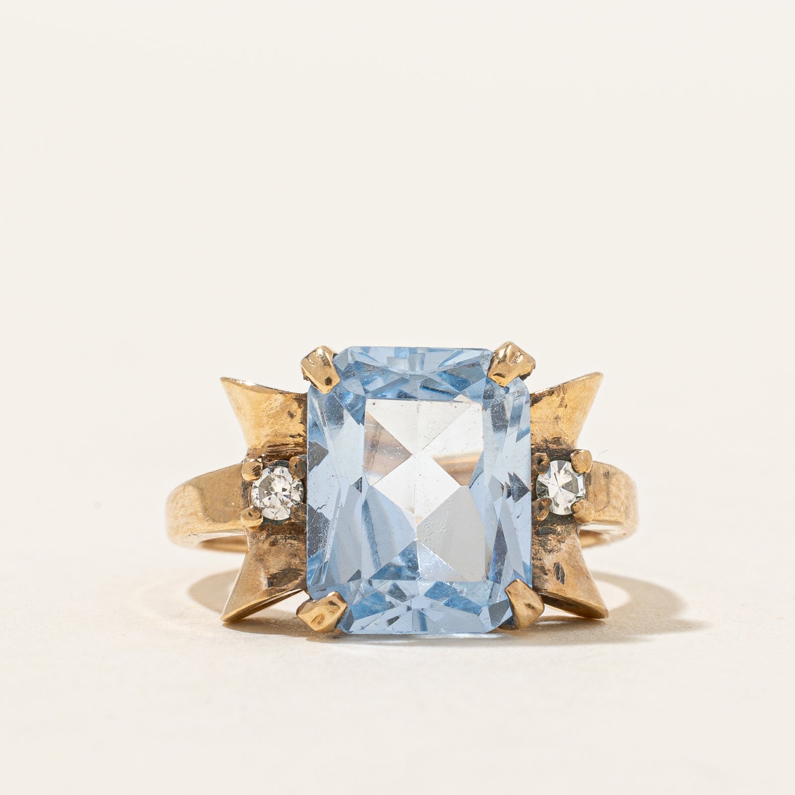 Bague cocktail en spinelle synthétique et diamants | 4,25 ct, 0,06 ct au total | Taille 3,75 |