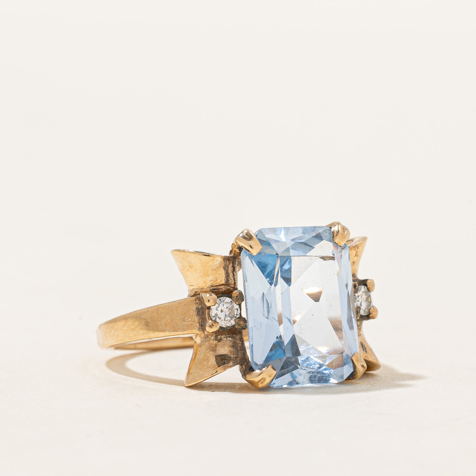 Bague cocktail en spinelle synthétique et diamants | 4,25 ct, 0,06 ct au total | Taille 3,75 |