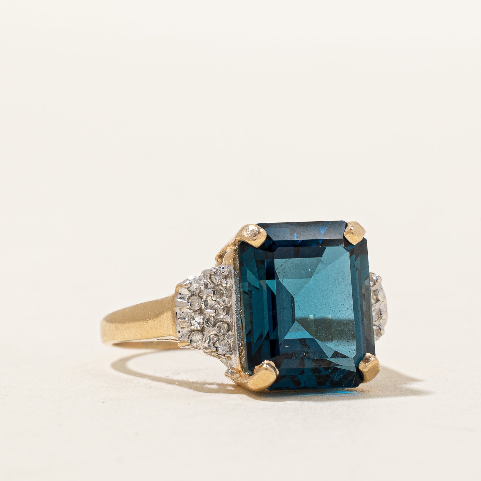Bague cocktail en topaze bleue de Londres et diamants | 8,50 ct, 0,09 ct au total | Taille 7 |