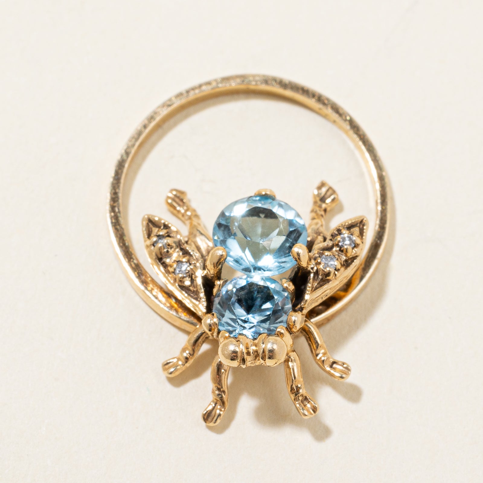 Bague abeille en topaze bleue et diamants | 1,30 ct, 0,02 ct | Taille 6 |