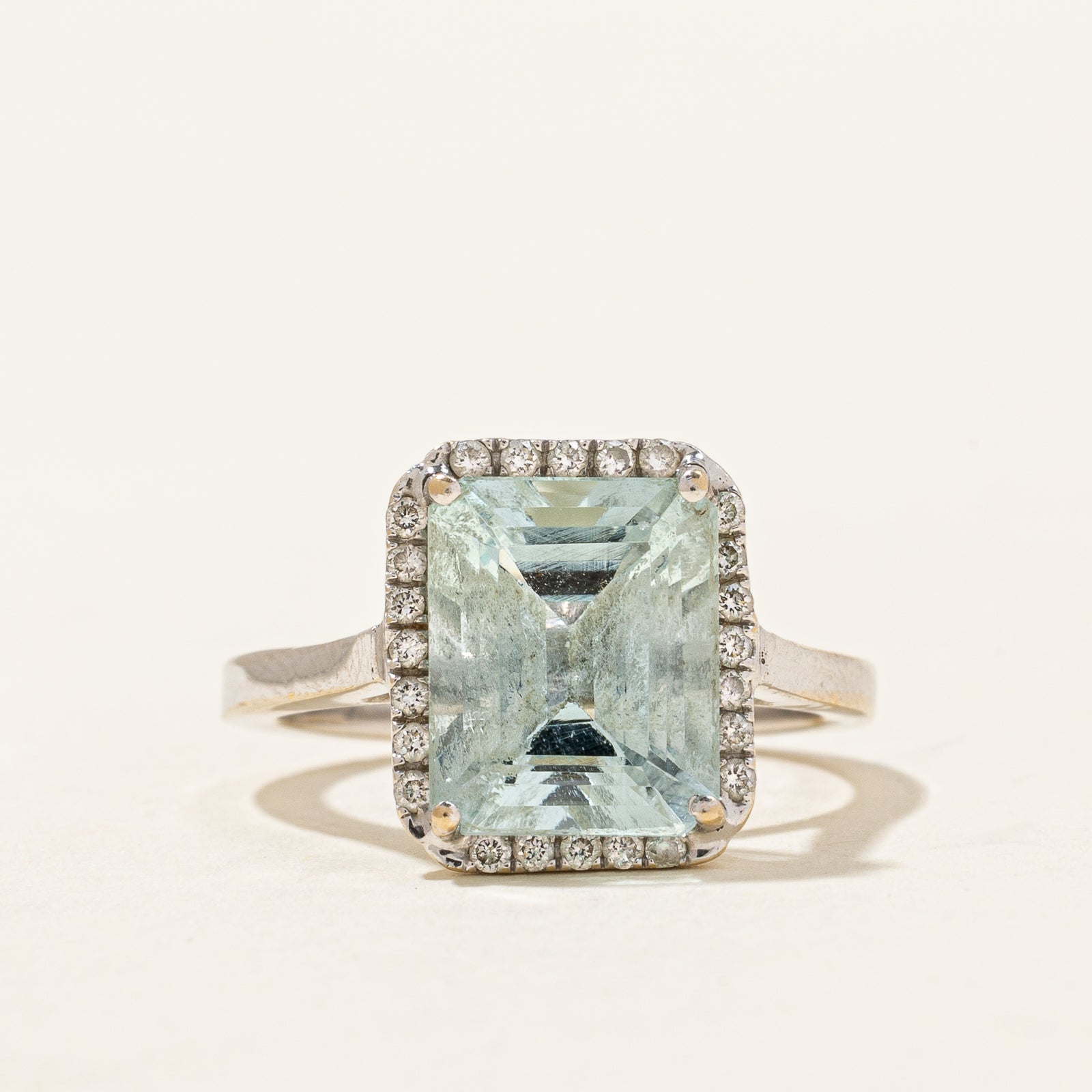 Bague halo aigue-marine et diamants | 3,00 ct, 0,14 ct au total | Taille 5 |