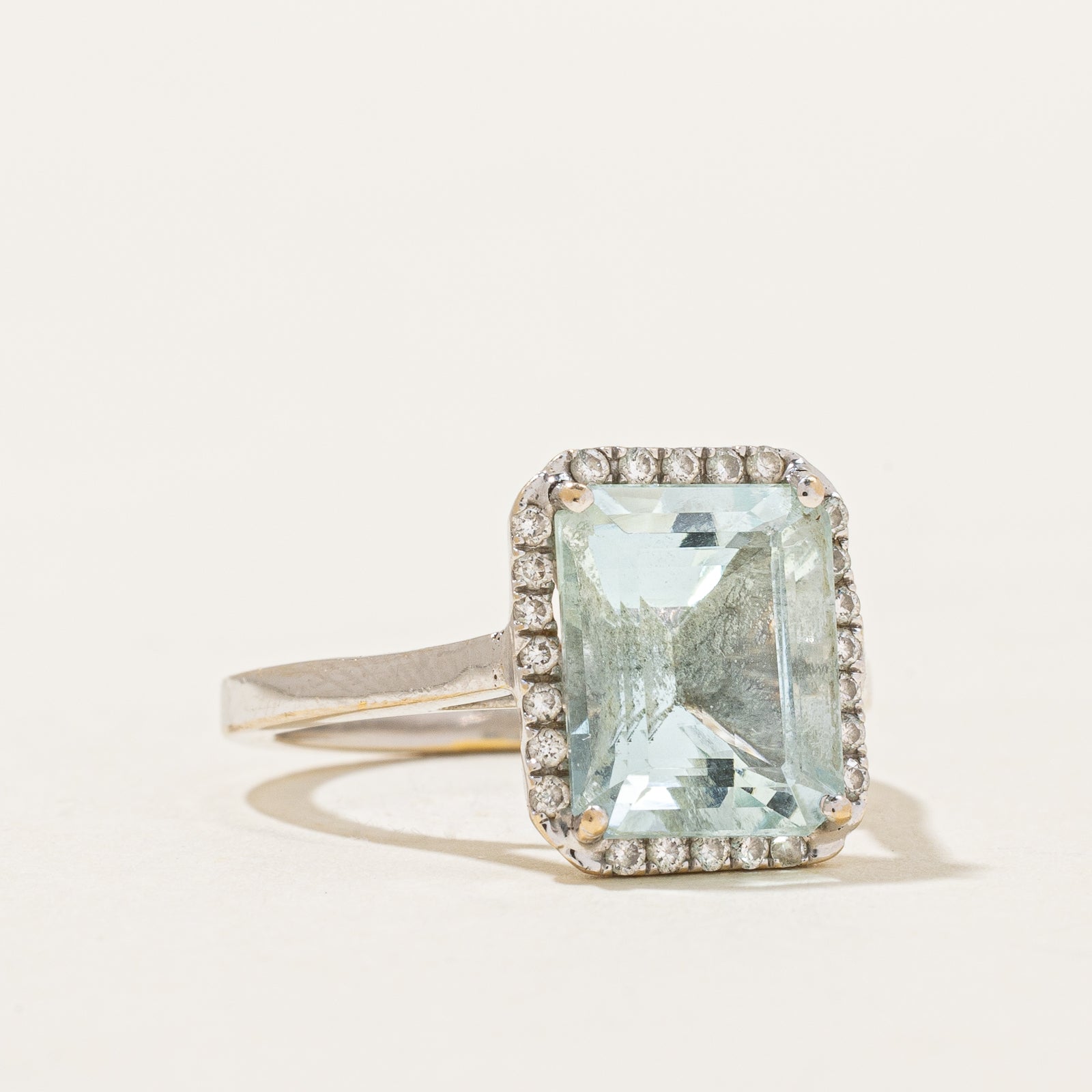 Bague halo aigue-marine et diamants | 3,00 ct, 0,14 ct au total | Taille 5 |