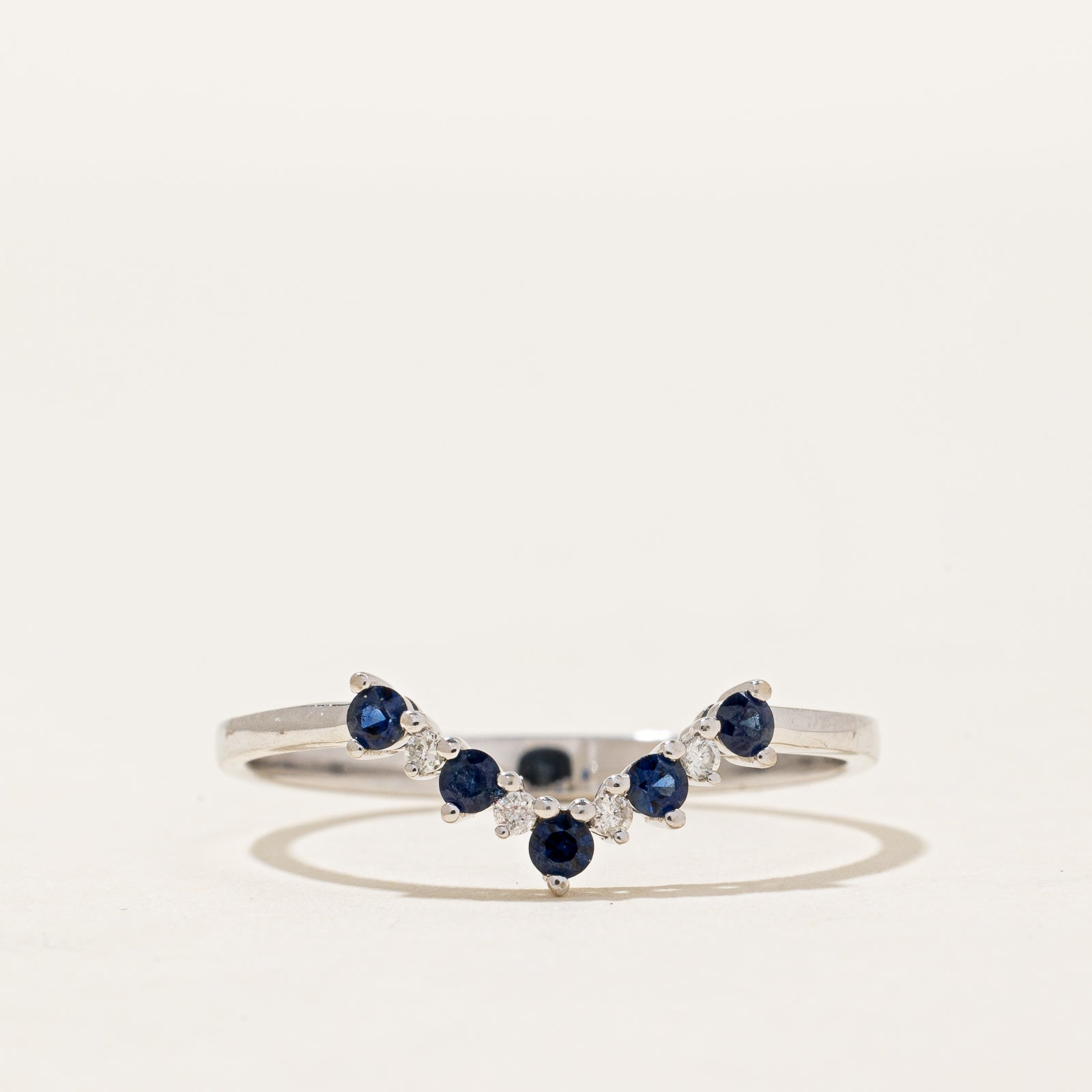 Bague chevron en saphir bleu et diamants | 0,20 ct, 0,04 ct | Taille 10 |