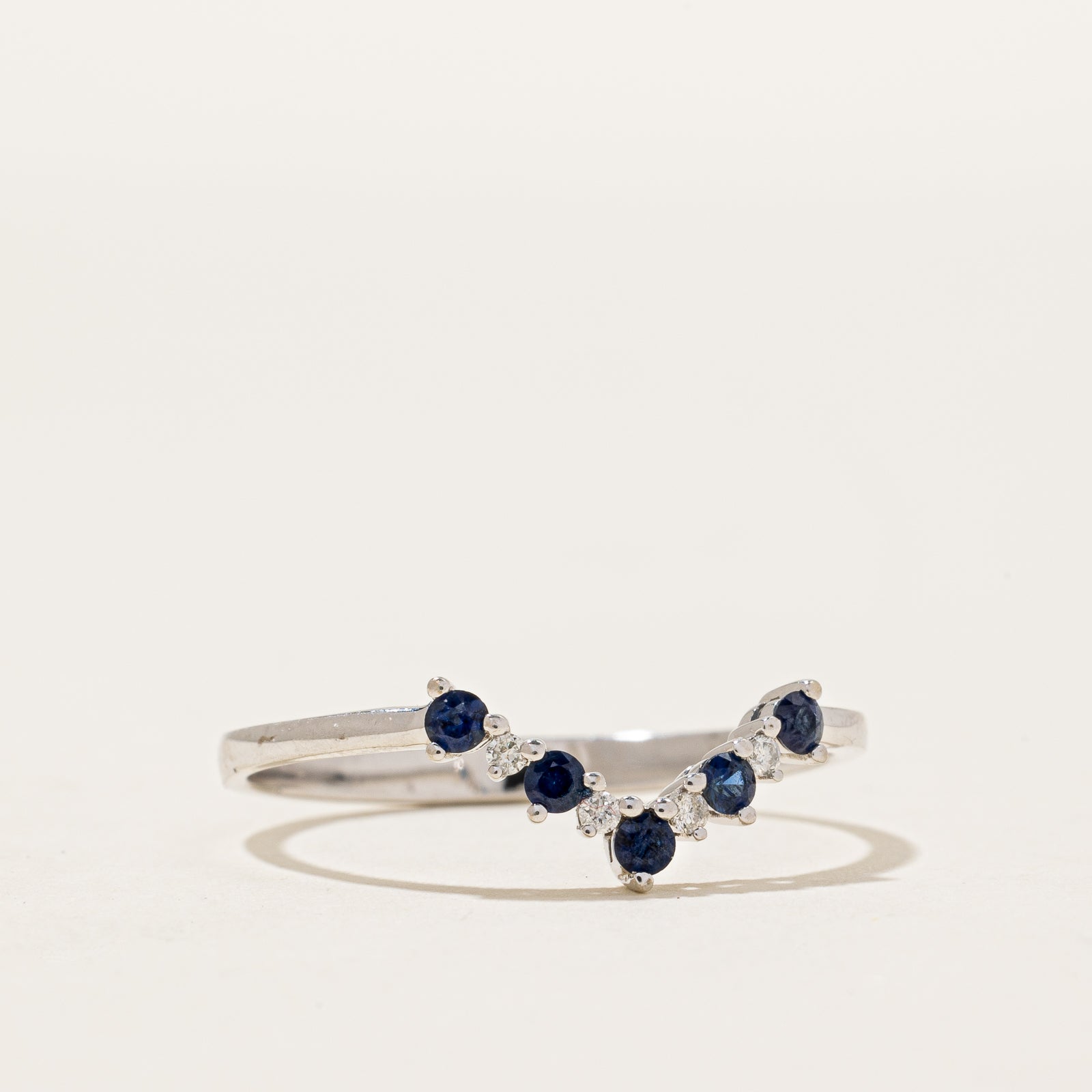 Bague chevron en saphir bleu et diamants | 0,20 ct, 0,04 ct | Taille 10 |