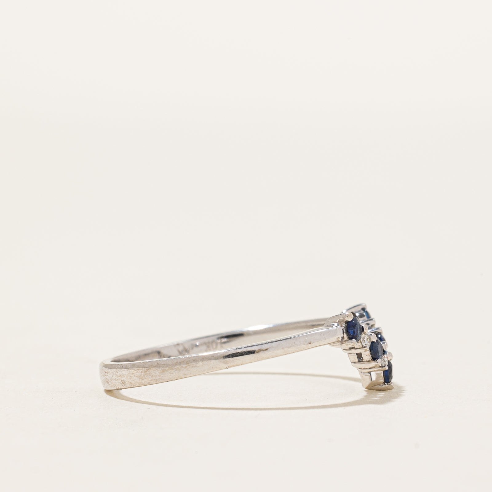 Bague chevron en saphir bleu et diamants | 0,20 ct, 0,04 ct | Taille 10 |