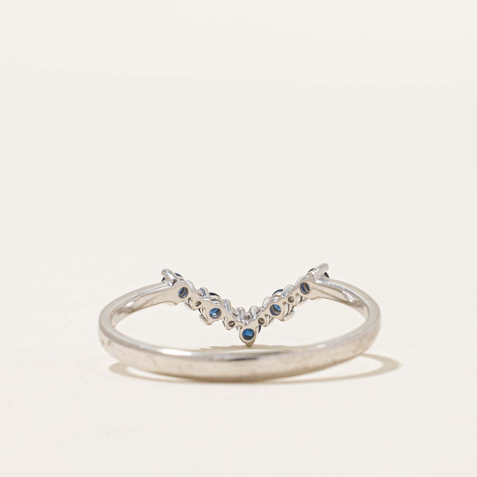 Bague chevron en saphir bleu et diamants | 0,20 ct, 0,04 ct | Taille 10 |