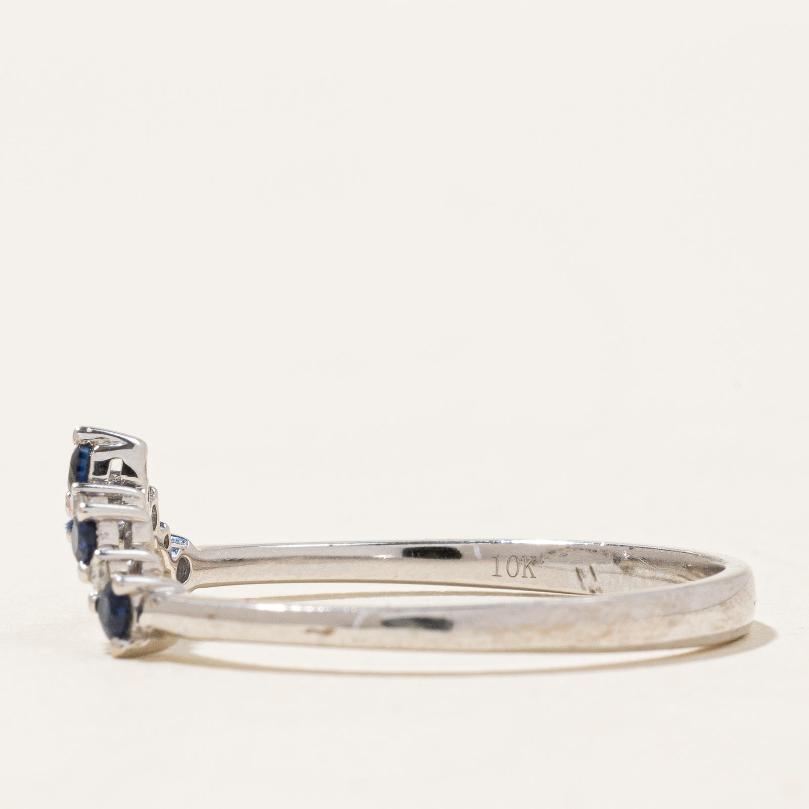 Bague chevron en saphir bleu et diamants | 0,20 ct, 0,04 ct | Taille 10 |