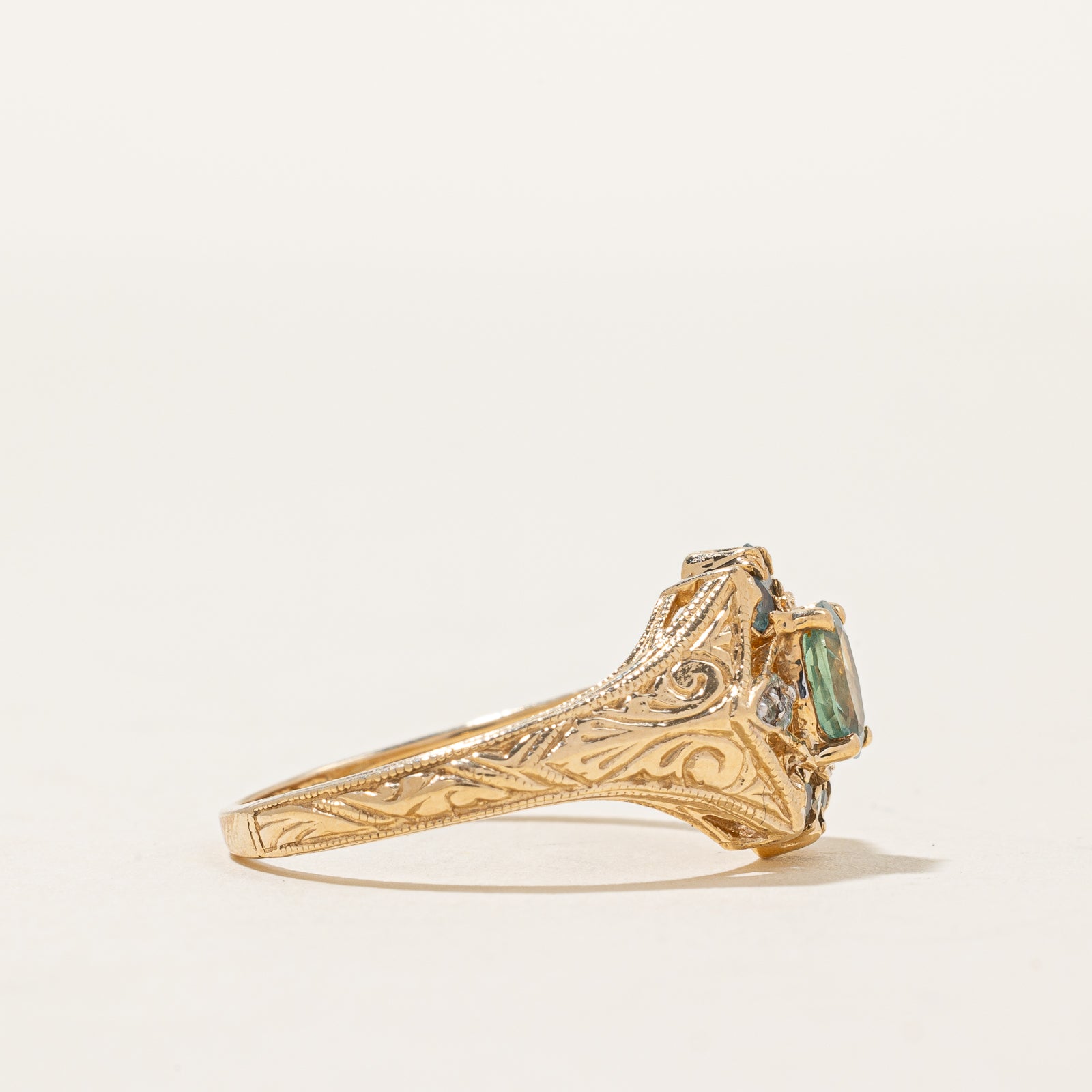 Bague en chrysobéryl vert et diamants | 0,80 ct, 0,02 ct | Taille 7,75 |