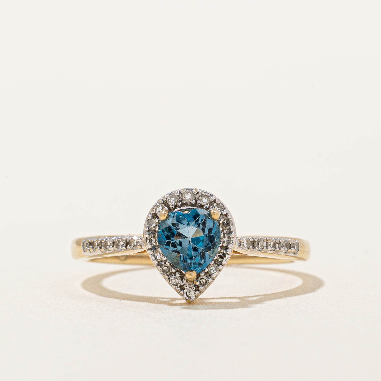 Bague halo en topaze bleue taille cœur et diamants | 0,57 ct, 0,12 ct au total | Taille 7 |