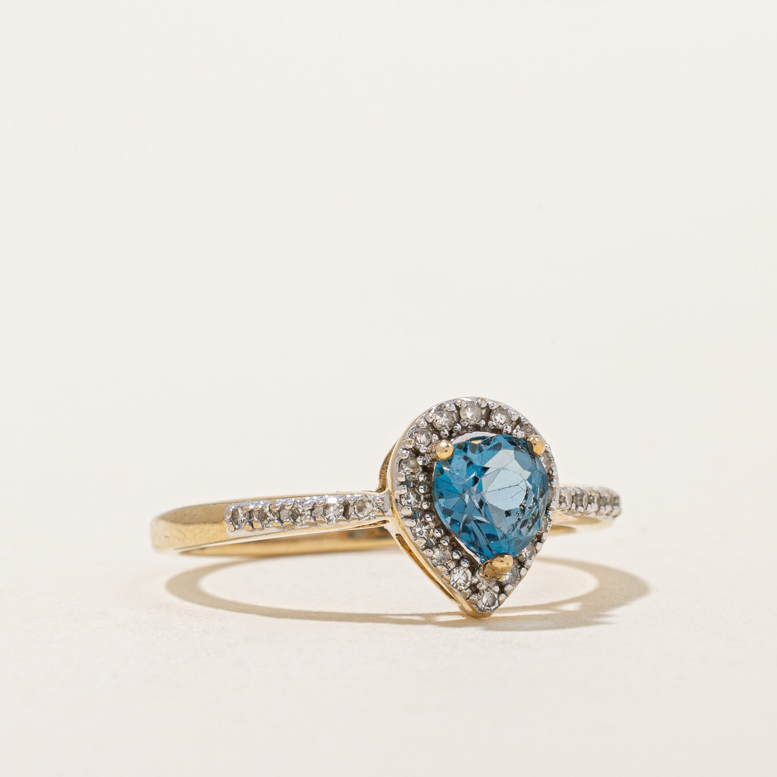 Bague halo en topaze bleue taille cœur et diamants | 0,57 ct, 0,12 ct au total | Taille 7 |