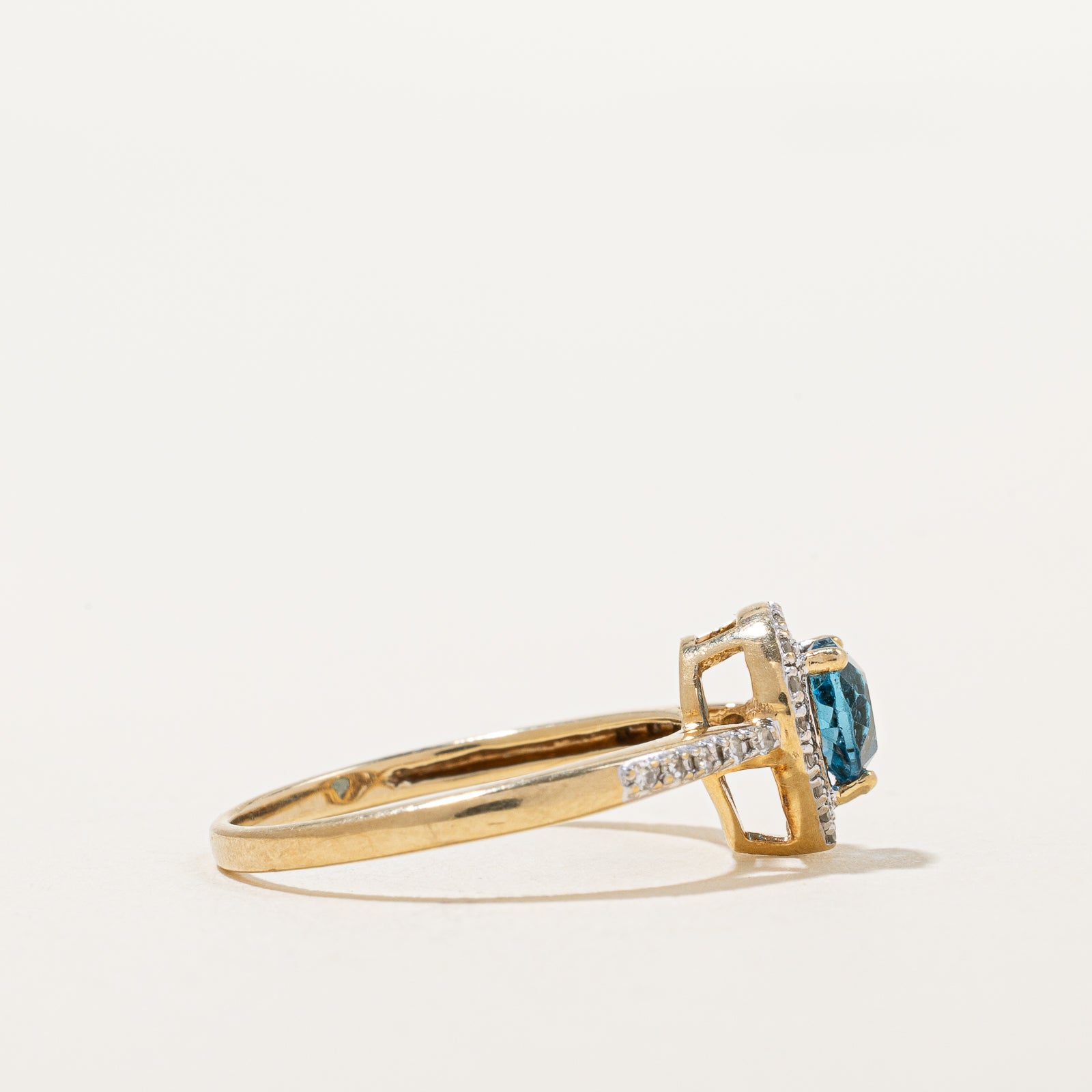 Bague halo en topaze bleue taille cœur et diamants | 0,57 ct, 0,12 ct au total | Taille 7 |