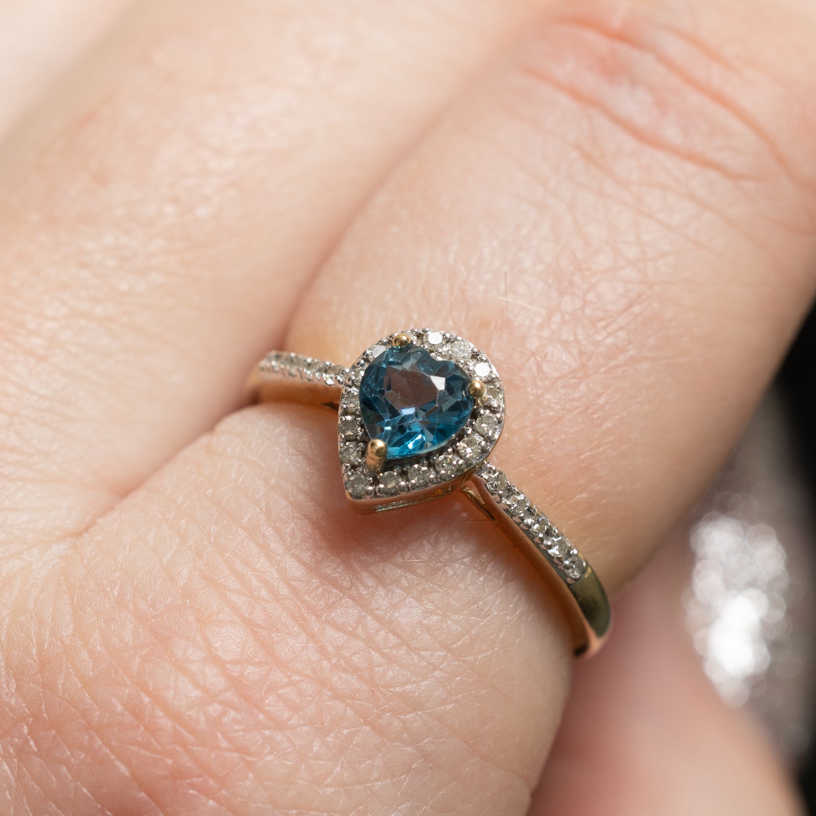 Bague halo en topaze bleue taille cœur et diamants | 0,57 ct, 0,12 ct au total | Taille 7 |