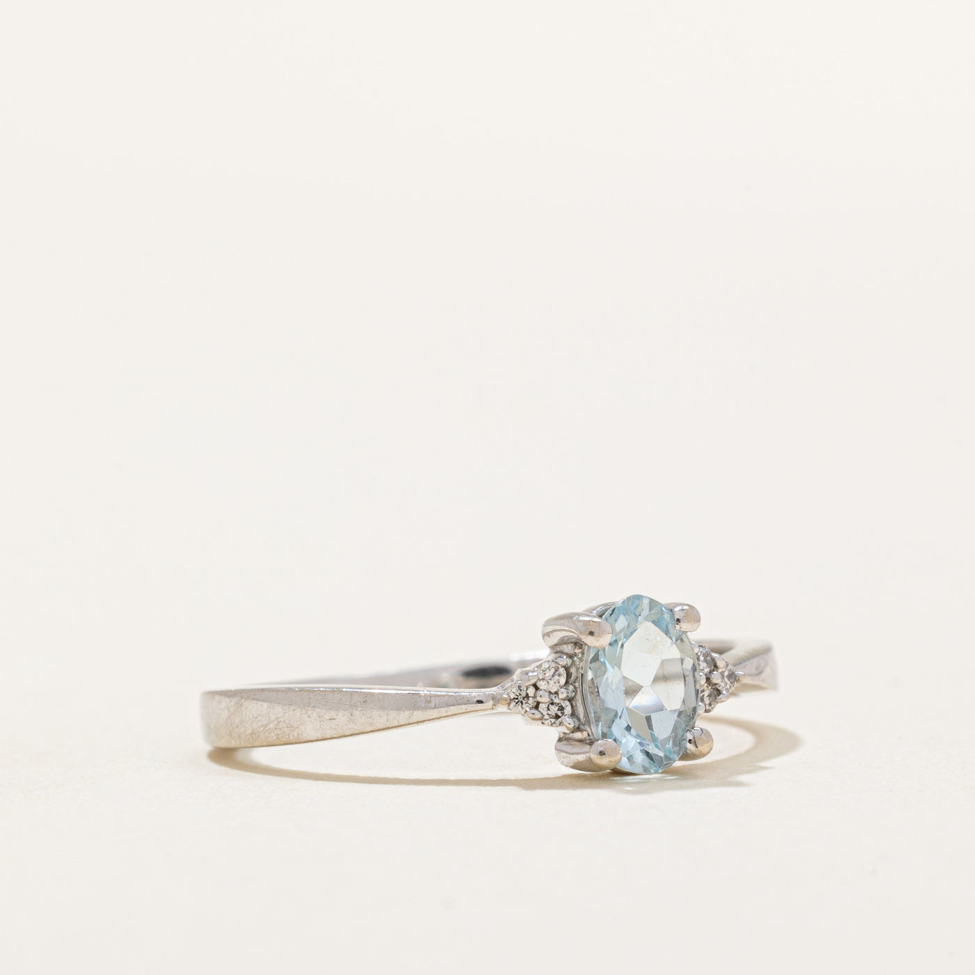 Bague conique inversée en aigue-marine et diamants | 0,34 ct, 0,03 ct au total | Taille 6,5 |