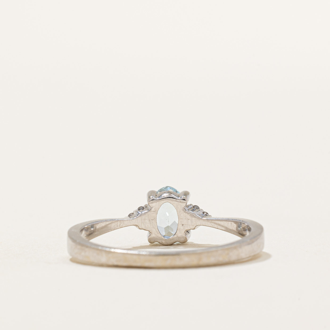 Bague conique inversée en aigue-marine et diamants | 0,34 ct, 0,03 ct au total | Taille 6,5 |