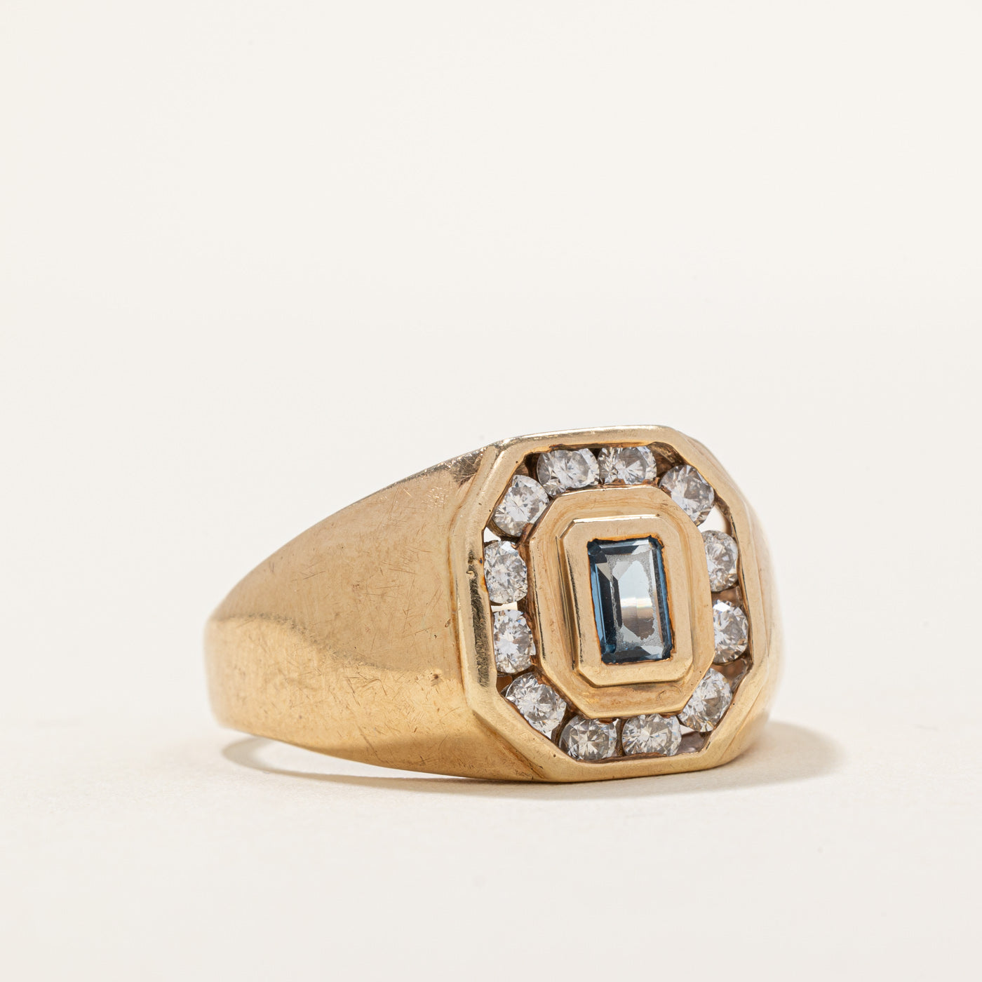 Bague chevalière sertie clos de spinelle synthétique et de diamants | 0,37 ct, 0,60 ct au total | Taille 13 |