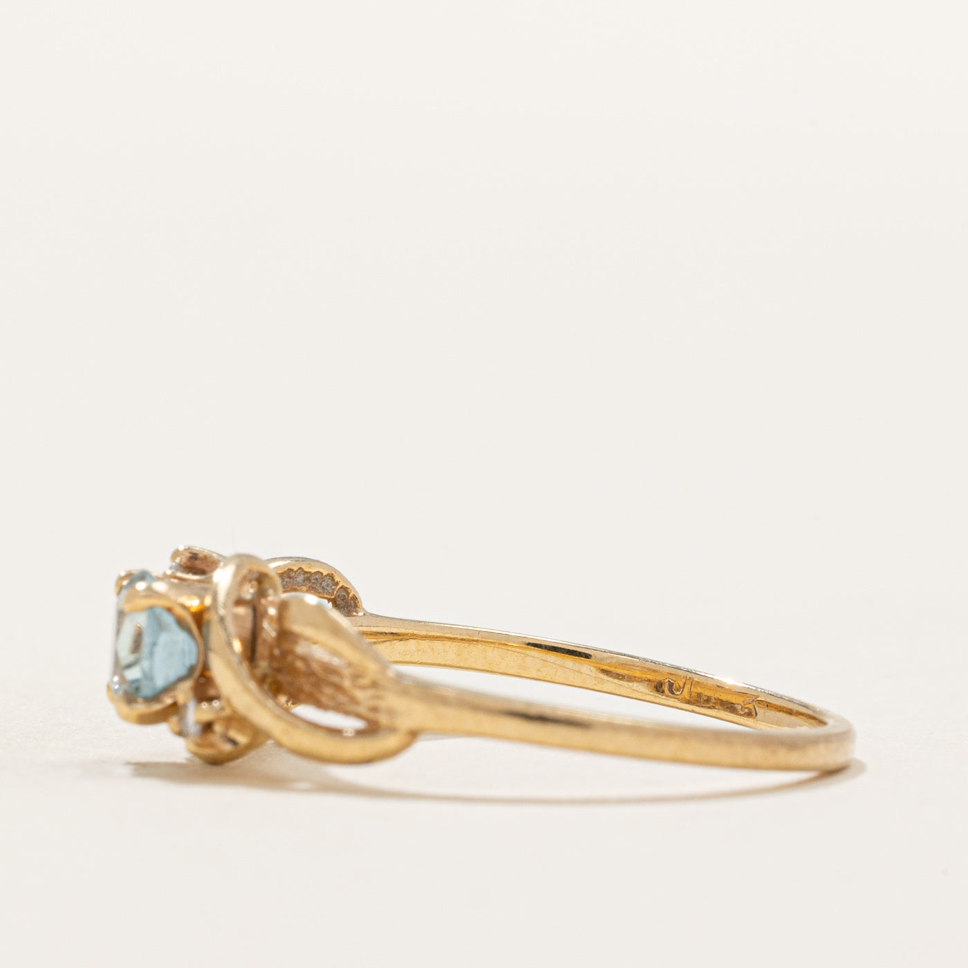 Bague aigue-marine et diamants | 0,30 ct, 0,02 ct au total | Taille 6 |
