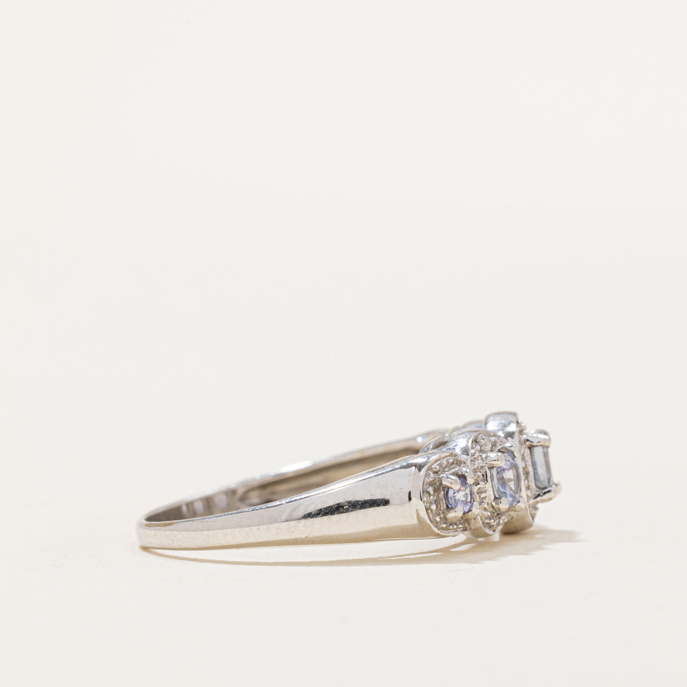 Bague halo cinq pierres tanzanite et diamants | 0,45 ct, 0,05 ct | Taille 8 |