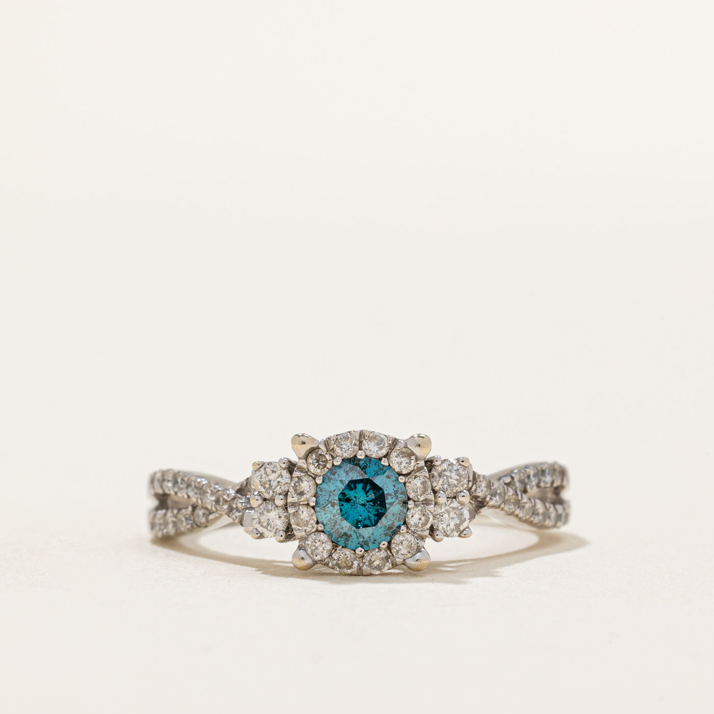 Bague halo en diamants bleus et blancs | 0,34 ct, 0,31 ct au total | Taille 7,5 |