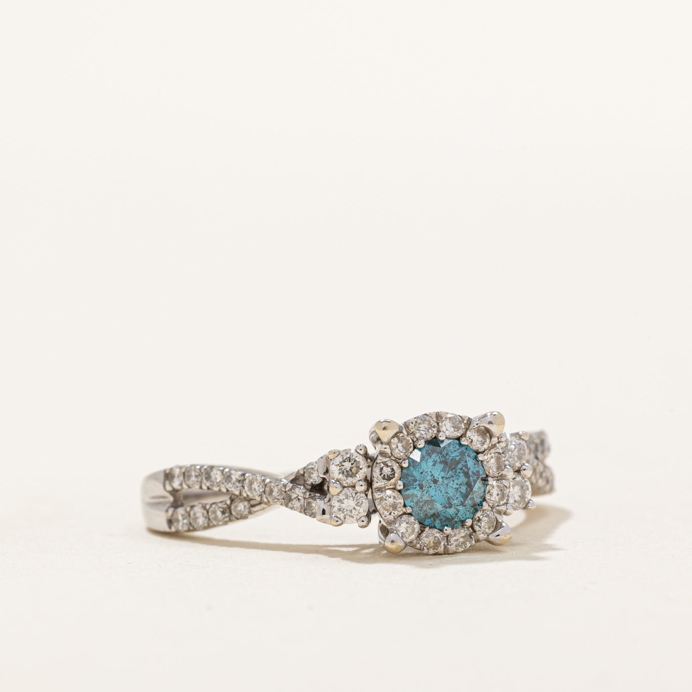 Bague halo en diamants bleus et blancs | 0,34 ct, 0,31 ct au total | Taille 7,5 |