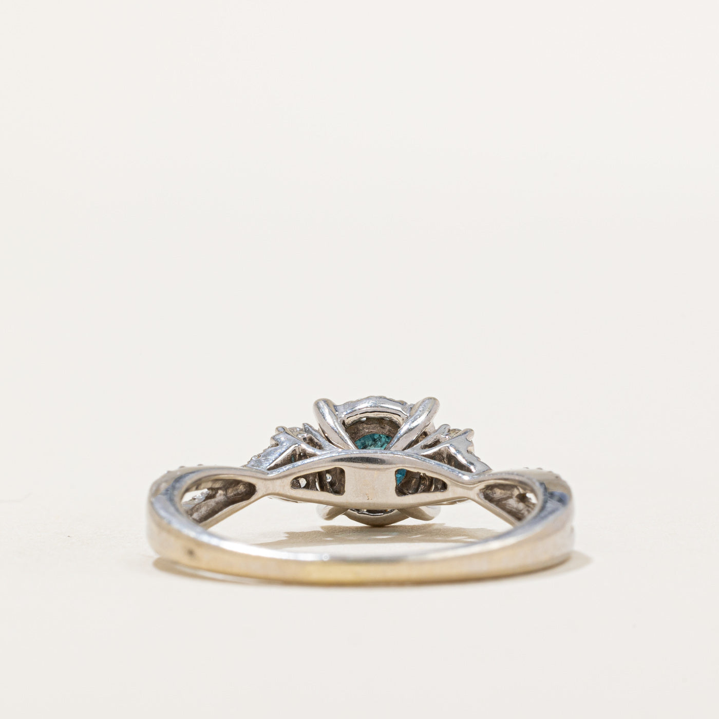 Bague halo en diamants bleus et blancs | 0,34 ct, 0,31 ct au total | Taille 7,5 |