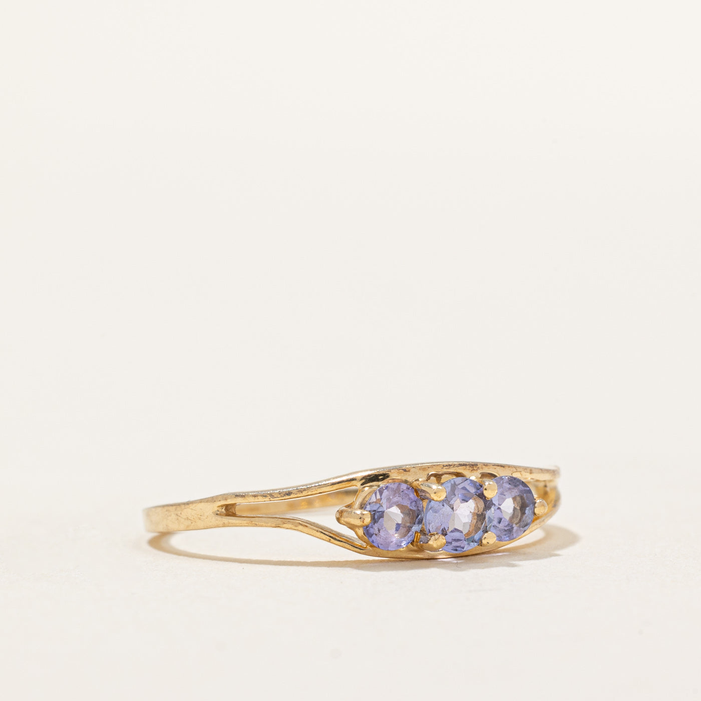 Bague à trois pierres en tanzanite, monture ouverte | 0,25 ct | Taille 7,5 |