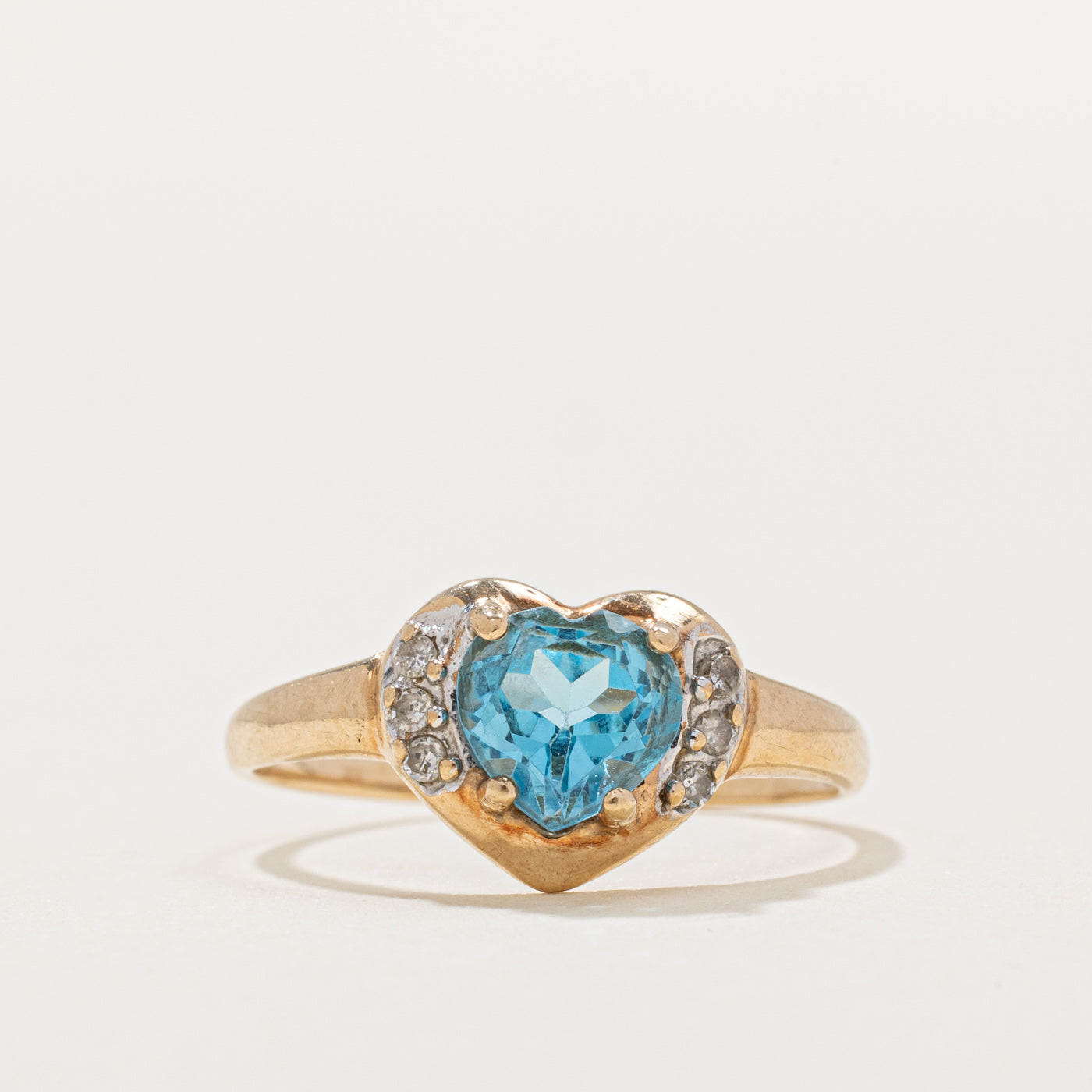 Bague en topaze bleue taille cœur et diamants | 0,88 ct, 0,04 ct au total | Taille 5 |