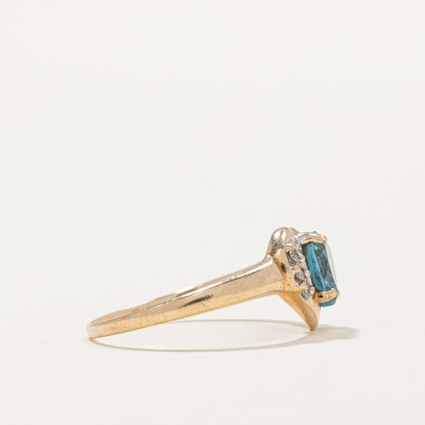 Bague en topaze bleue taille cœur et diamants | 0,88 ct, 0,04 ct au total | Taille 5 |