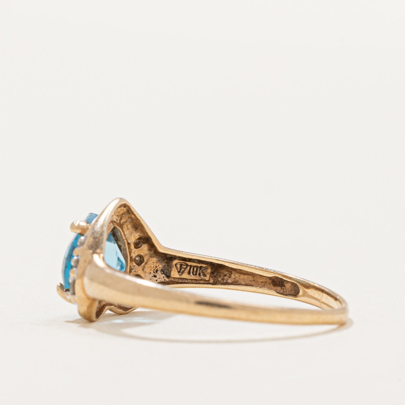 Bague en topaze bleue taille cœur et diamants | 0,88 ct, 0,04 ct au total | Taille 5 |