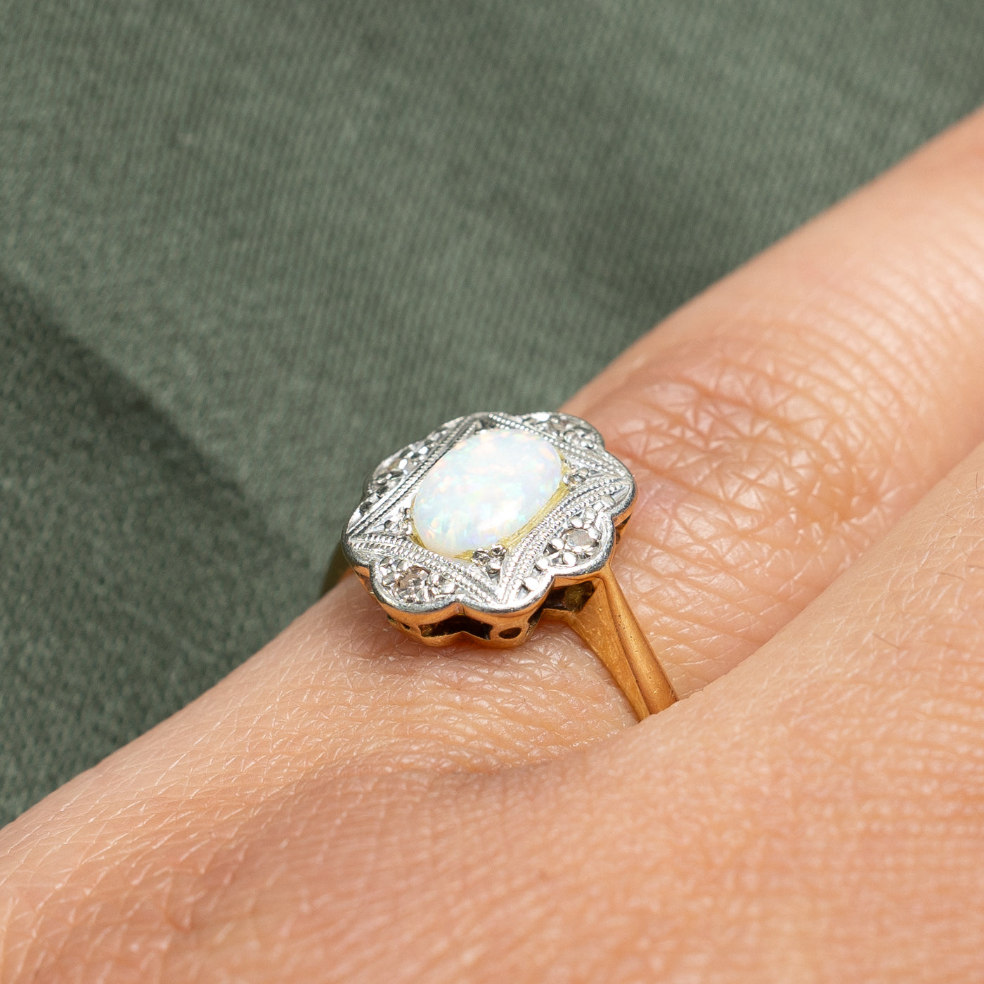 Bague marguerite en or 18 carats, diamants et opales, style édouardien | 0,50 ct, 0,04 ct au total | Taille 5,5 |