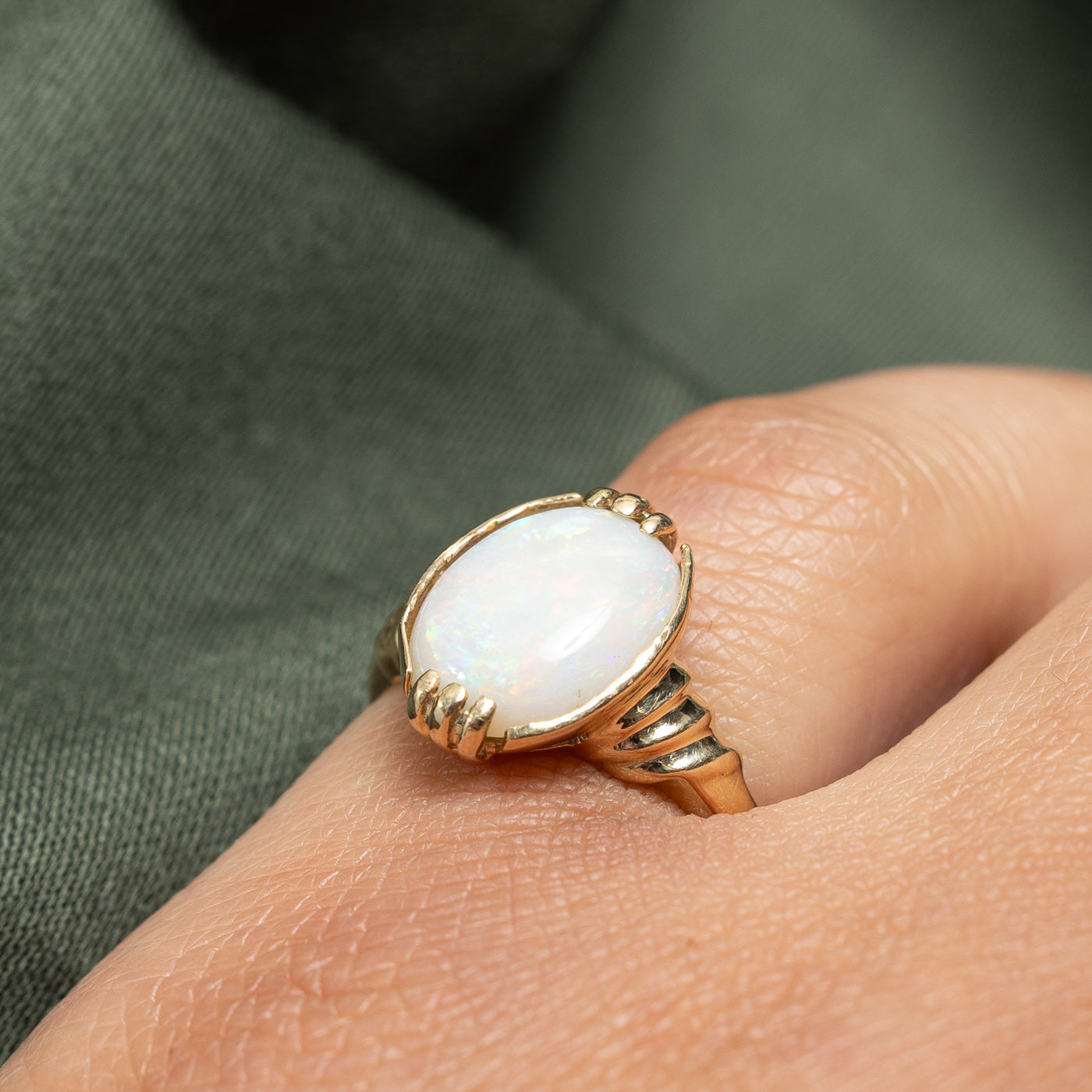 10k Oval Opal Grooved Ring | 2.60ct | SZ 5.5 |