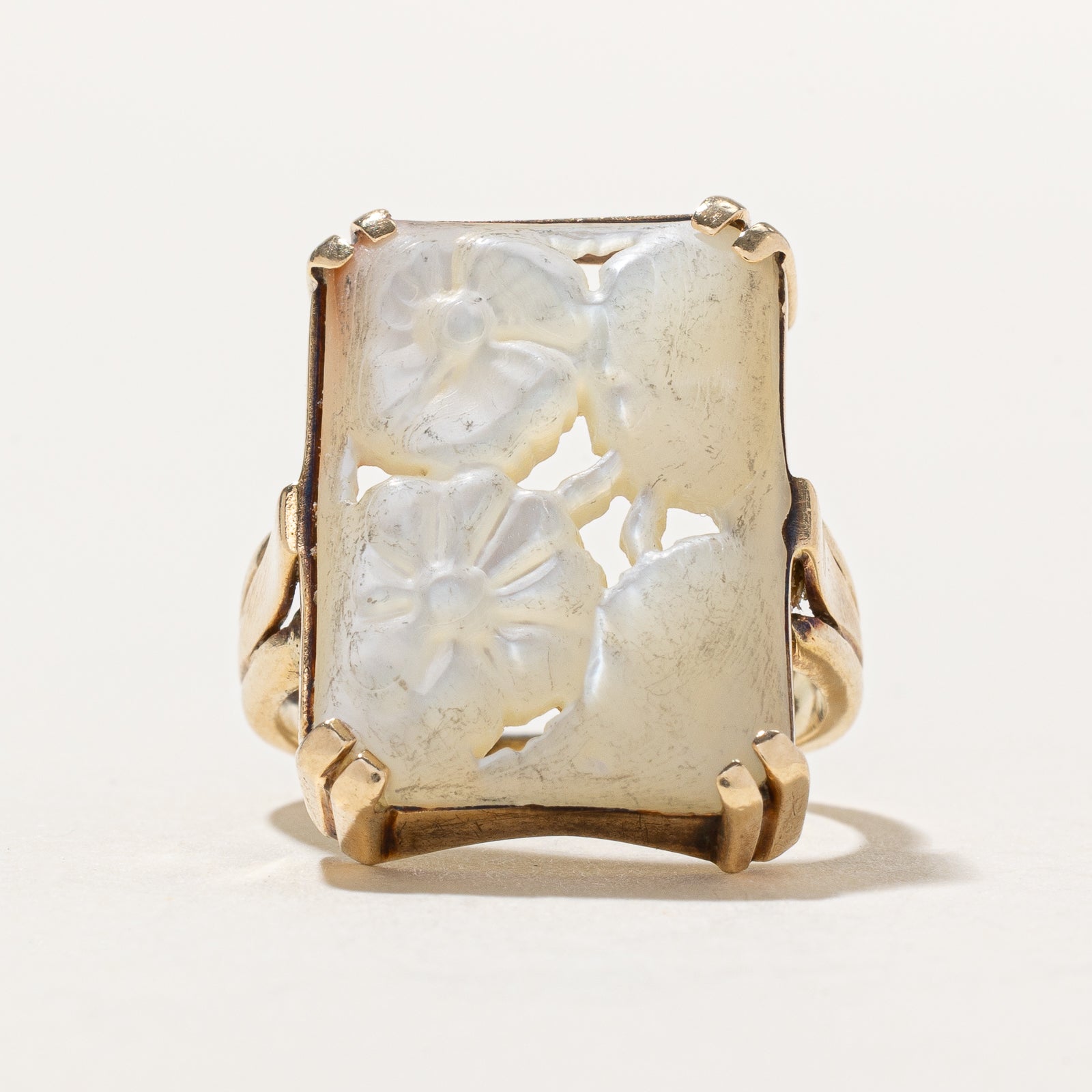 Bague cocktail en nacre sculptée de motifs floraux | 7,50 ct | Taille 6,75