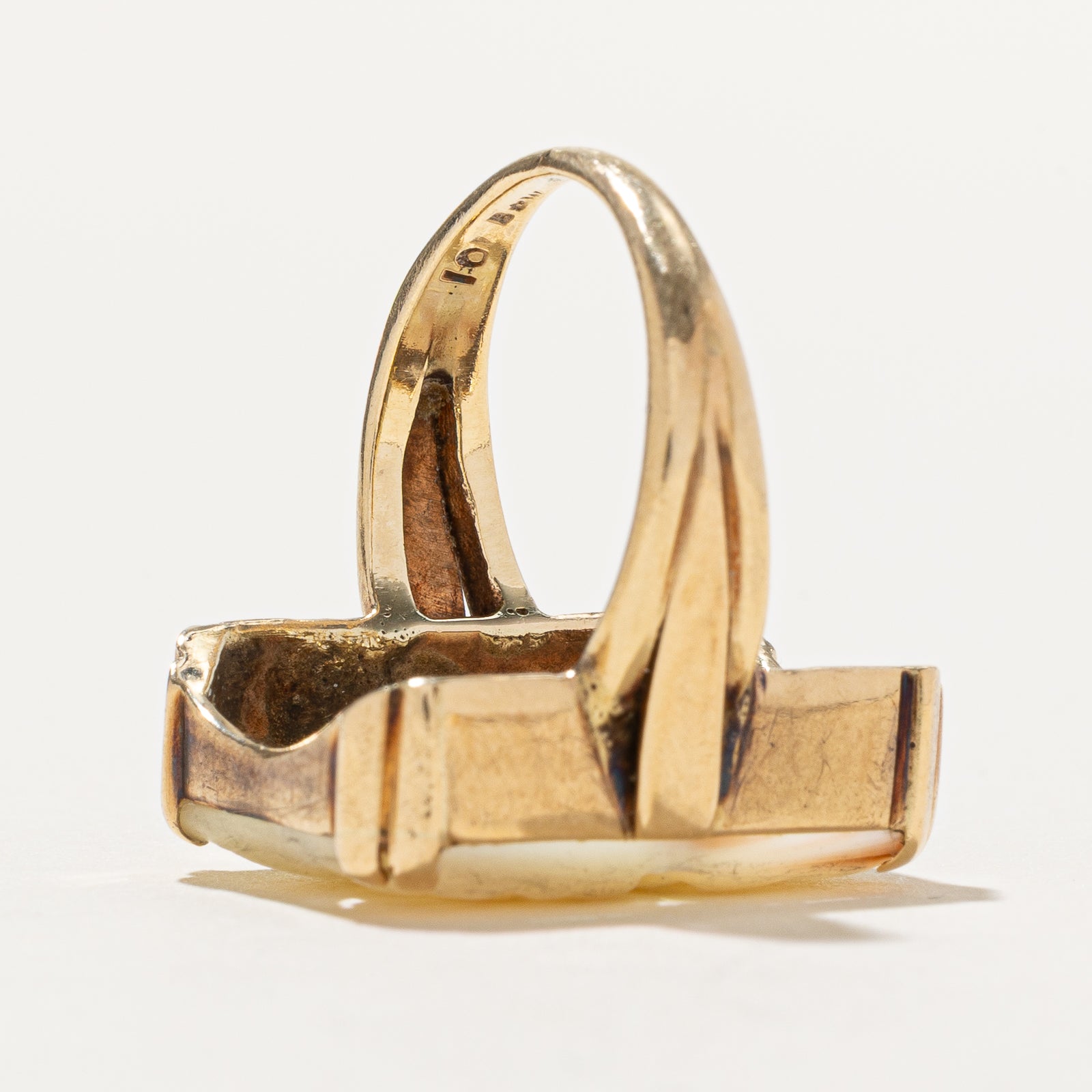 Bague cocktail en nacre sculptée de motifs floraux | 7,50 ct | Taille 6,75