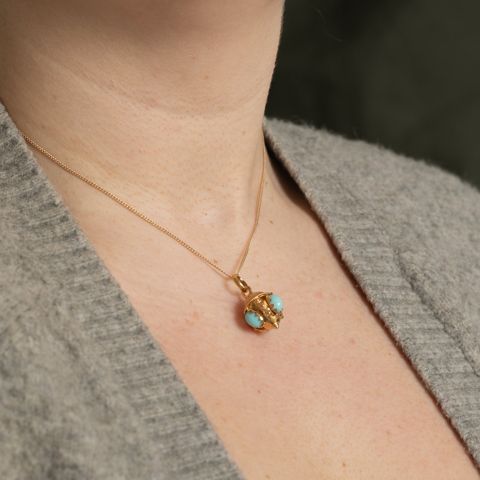 Pendentif orné vintage italien en pâte de verre bleue | 4,50 ct