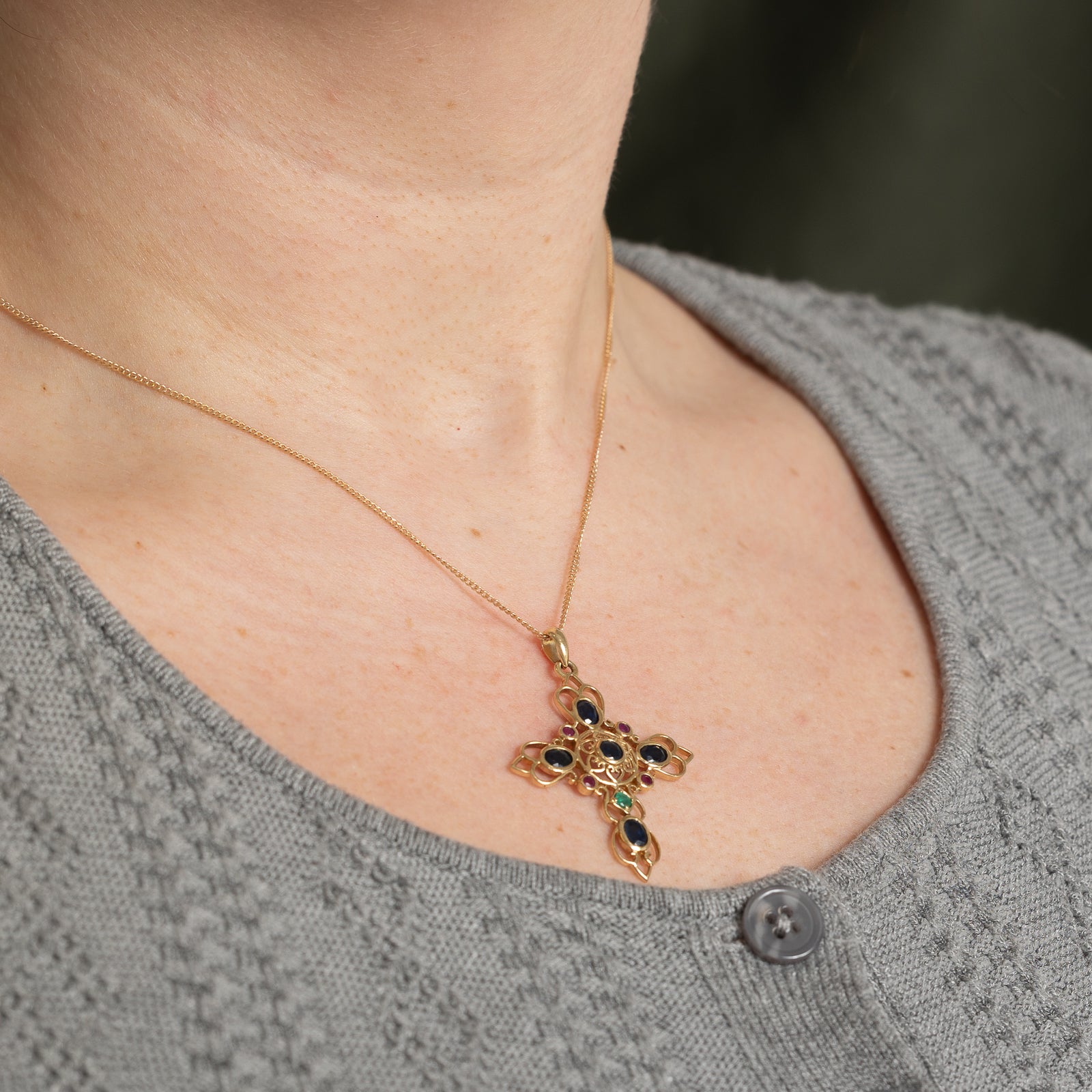 Pendentif croix en saphir, émeraude et rubis | 1,95 ct