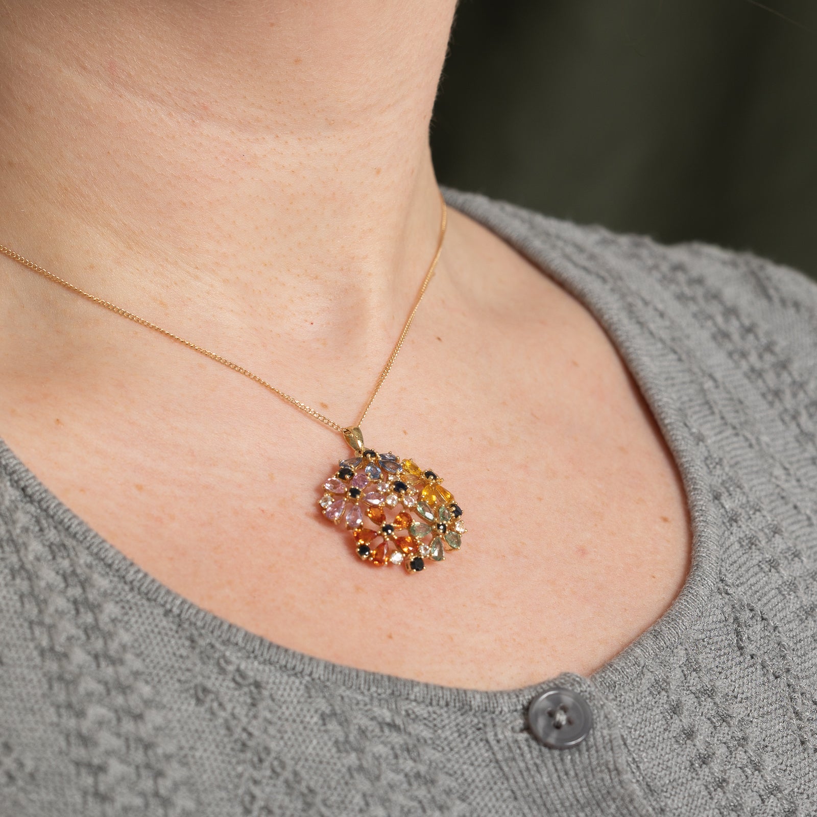 Pendentif floral en saphirs multicolores | 6,75 ct