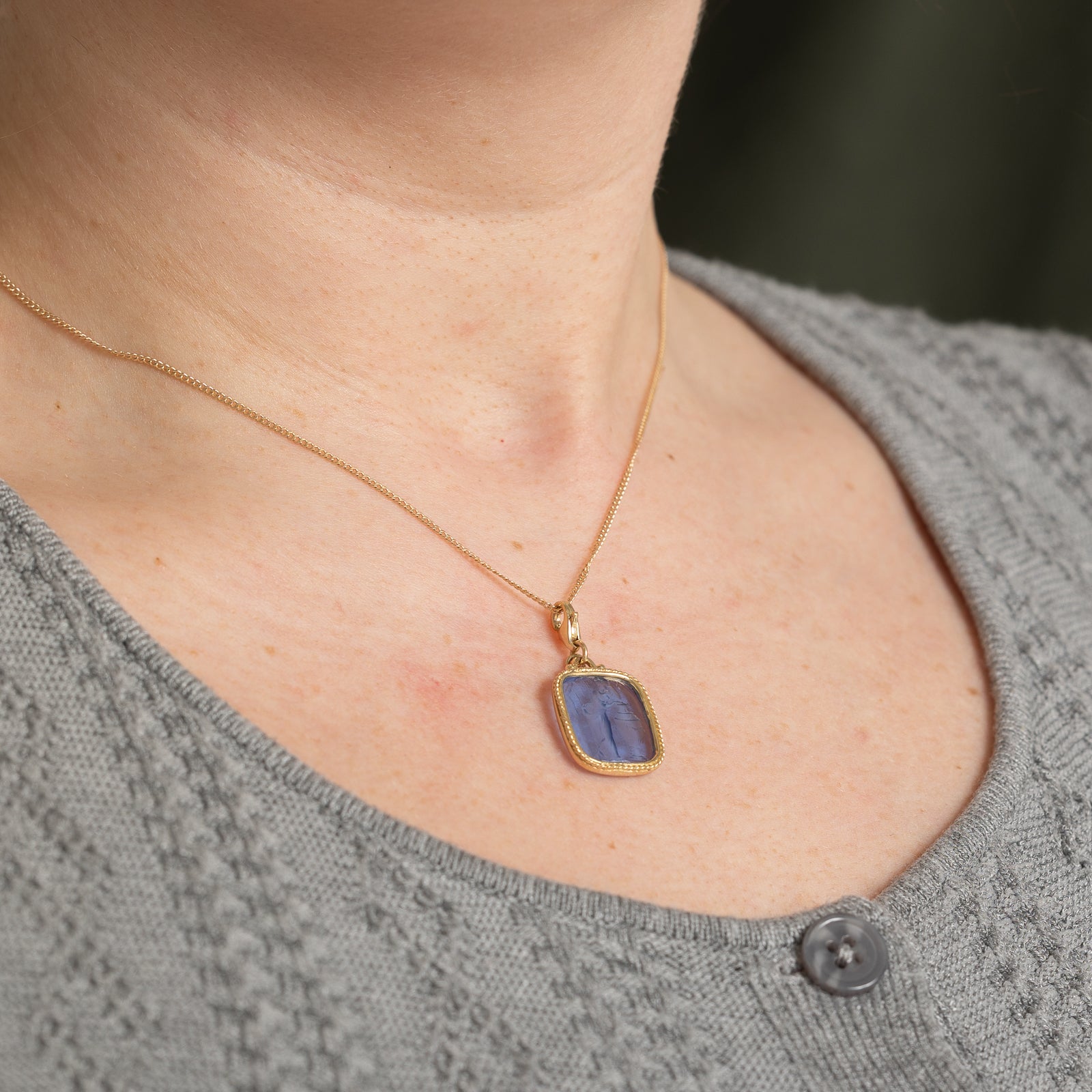 Italian Hallmarked Venetian Glass Intaglio Pendant | 9.00ct